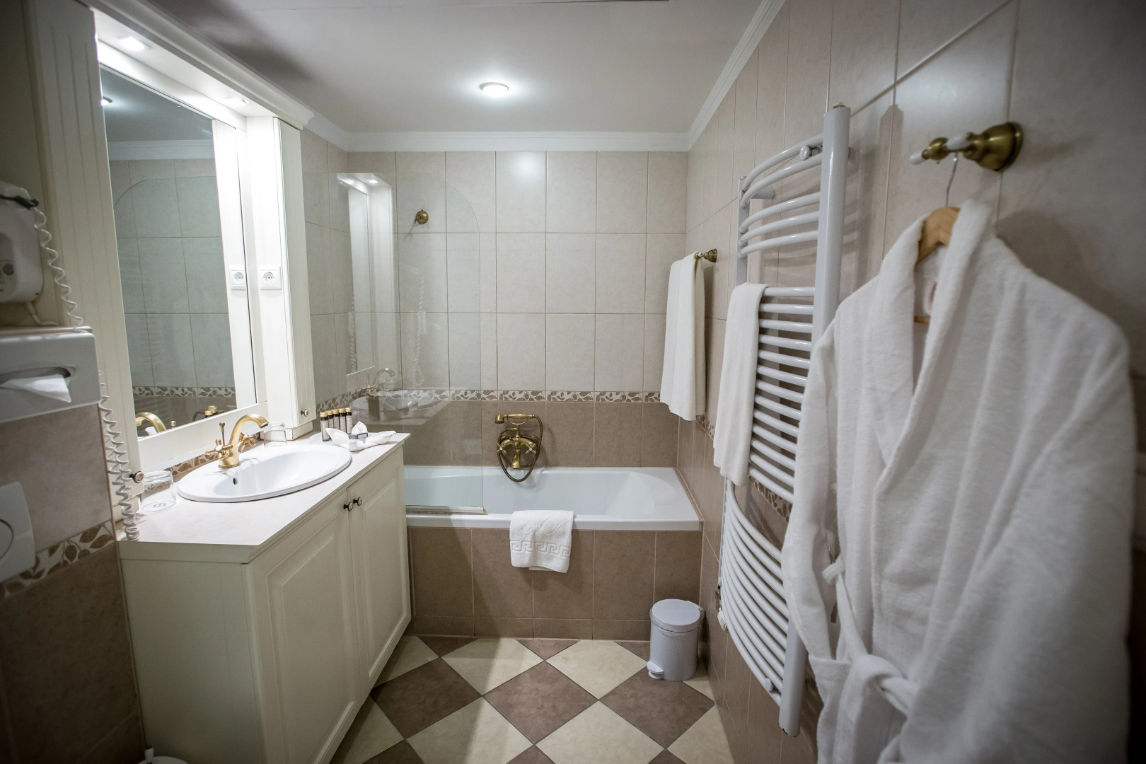 Queen's Court Hotel & Residence