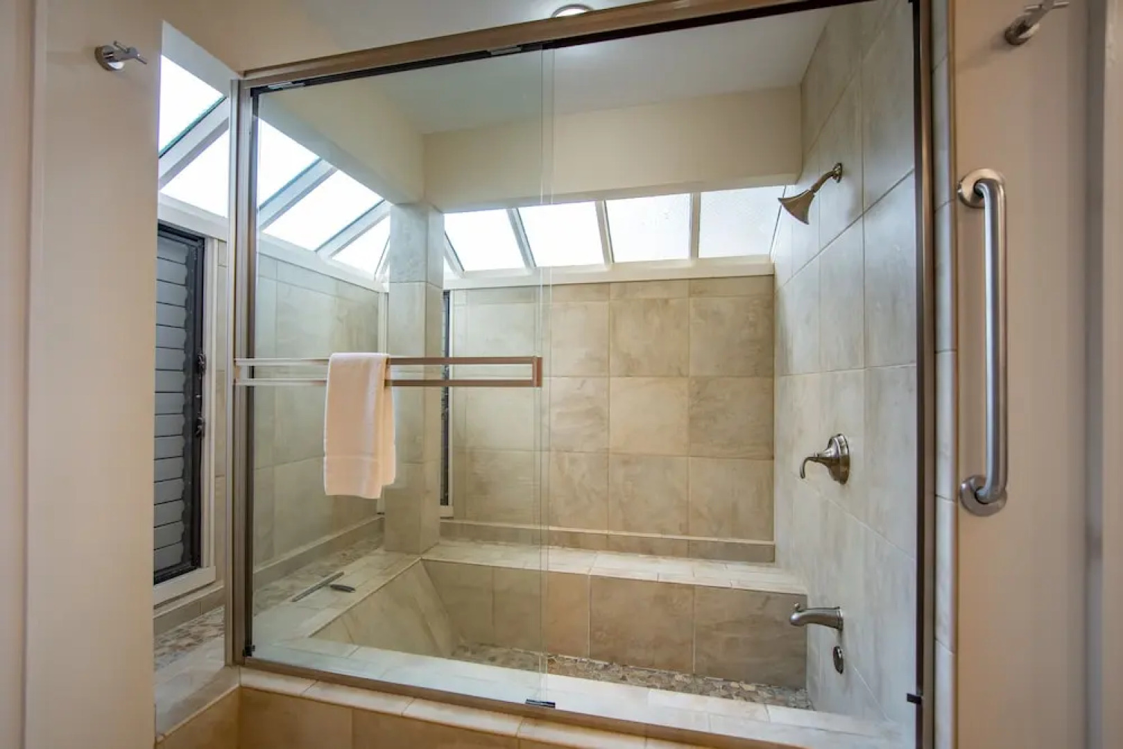 Bay Villa 19G4 Gold Beach Front by RedAwning