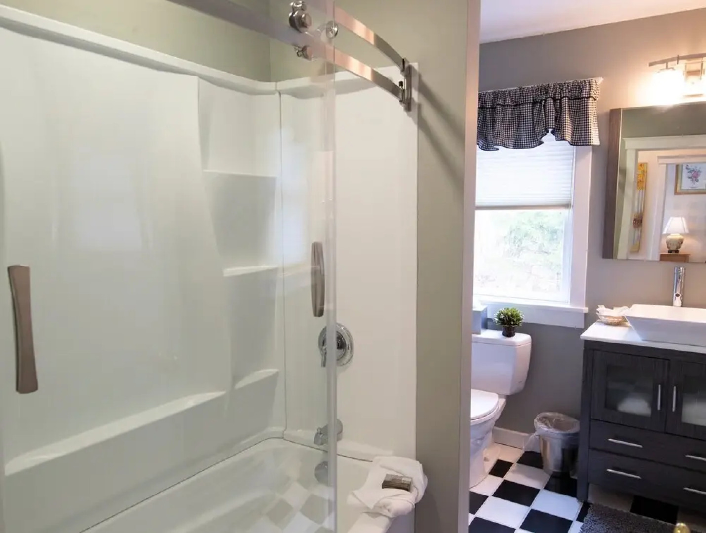 Luxury 6br Solitude Ge- Indoor Bball Court, Private Tub 6 Bedroom Home by RedAwning