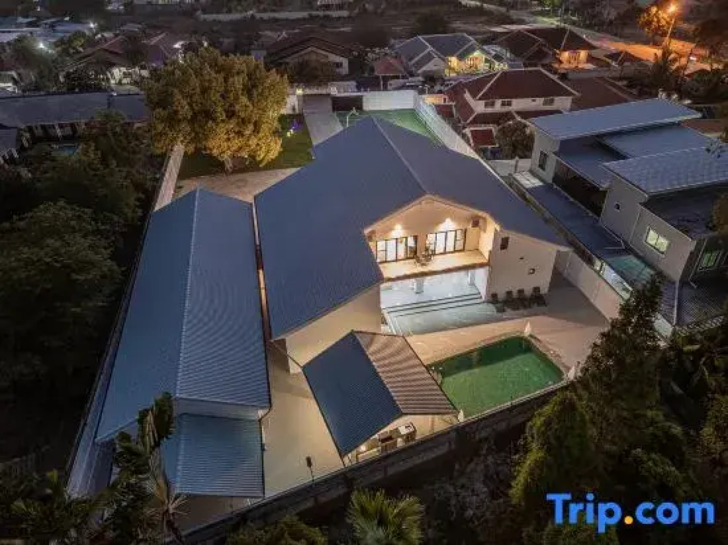 Pattaya Grand Villa 6 Bedroom 8 Bath (Private Pool, KTV, Sauna, Fitness Area)