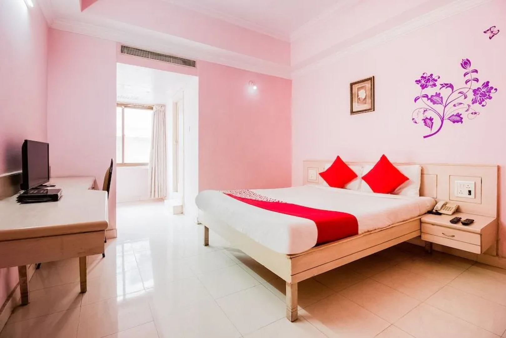 OYO 737 Hotel Manny'S Palace