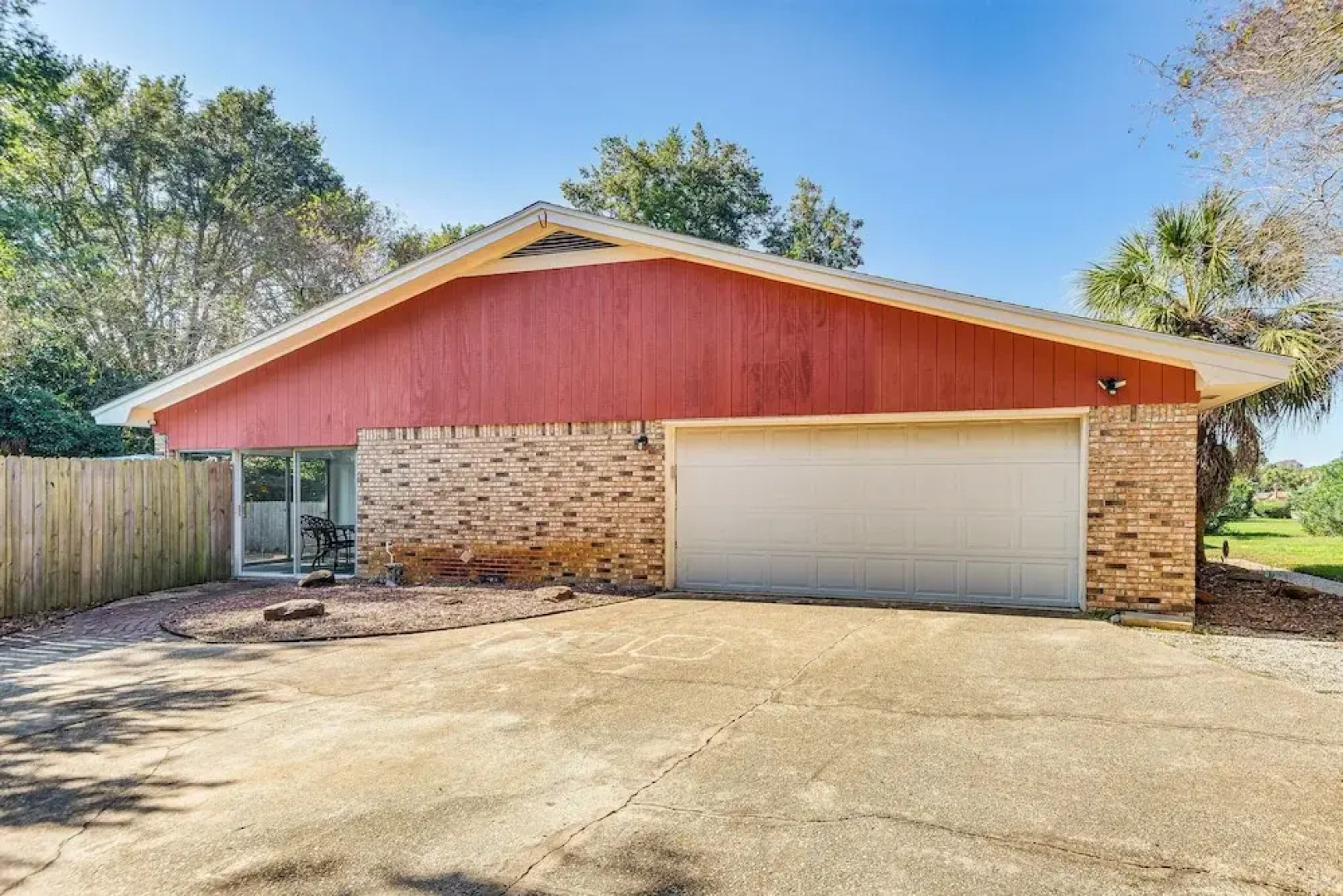 Poolside Oasis: 7 Mi to Pensacola Beach Boardwalk!