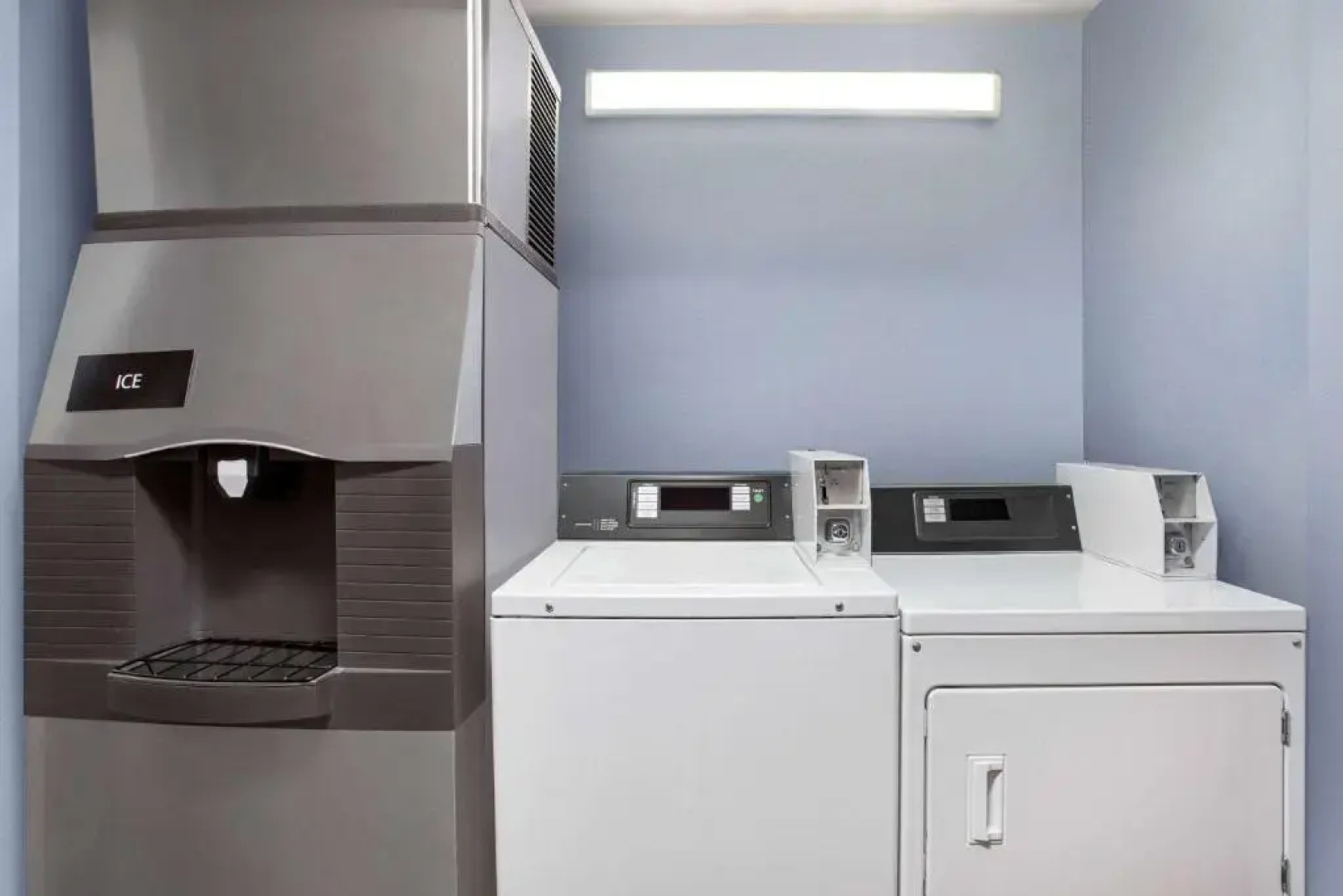 Super 8 by Wyndham Lenexa Overland Park/Mall Area