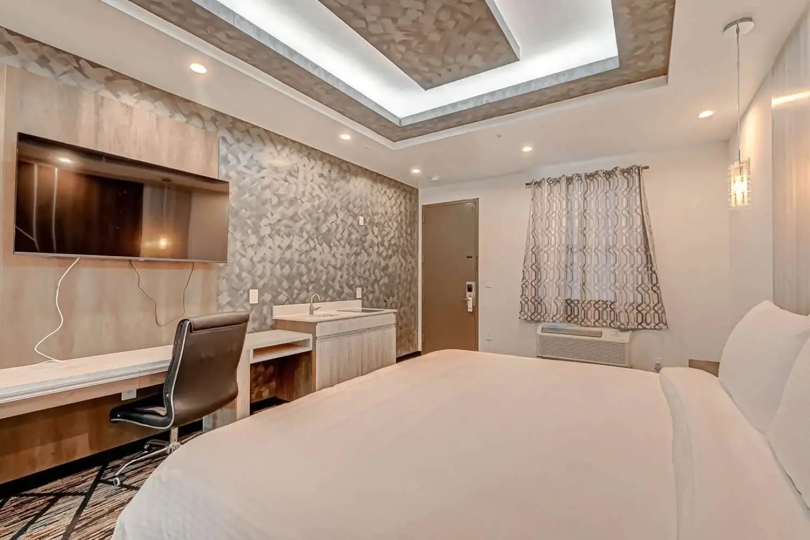 Comfeeni Inn and Suites