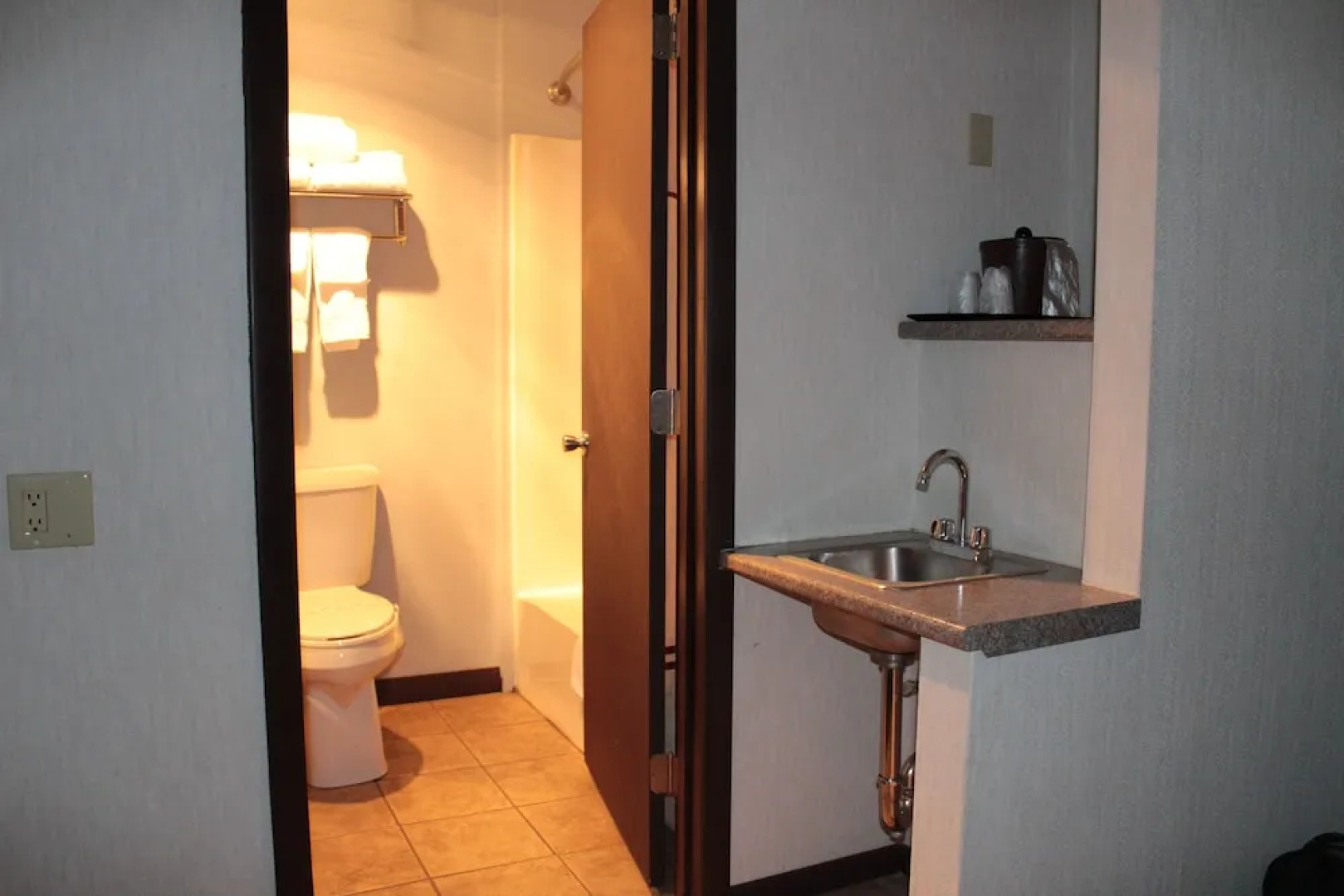 Shiretown Inn & Suites