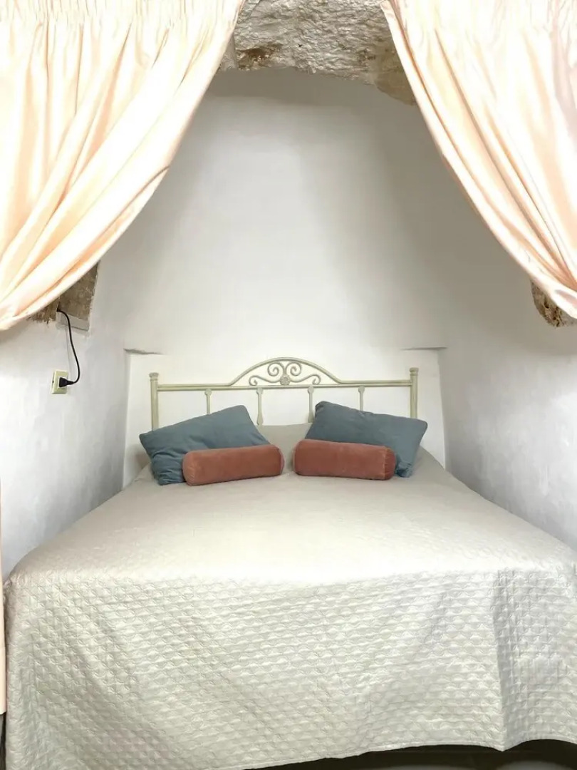 Antico trullo ristrutturato con piscina e giardino