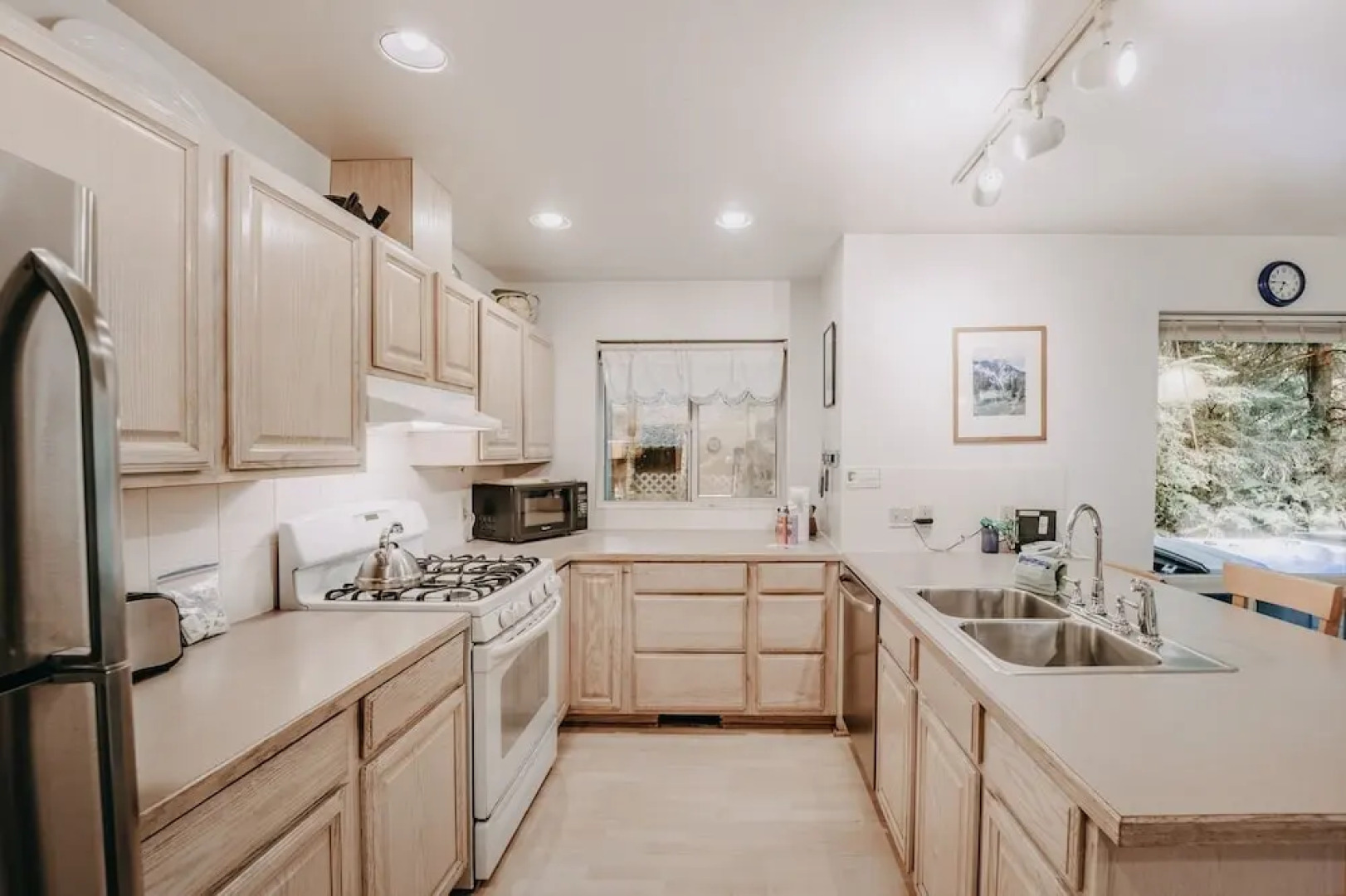 19mbr - Hot Tub - Sauna - Bbq - Pets Ok - Wifi - Sleeps 10 5 Bedroom Home by RedAwning