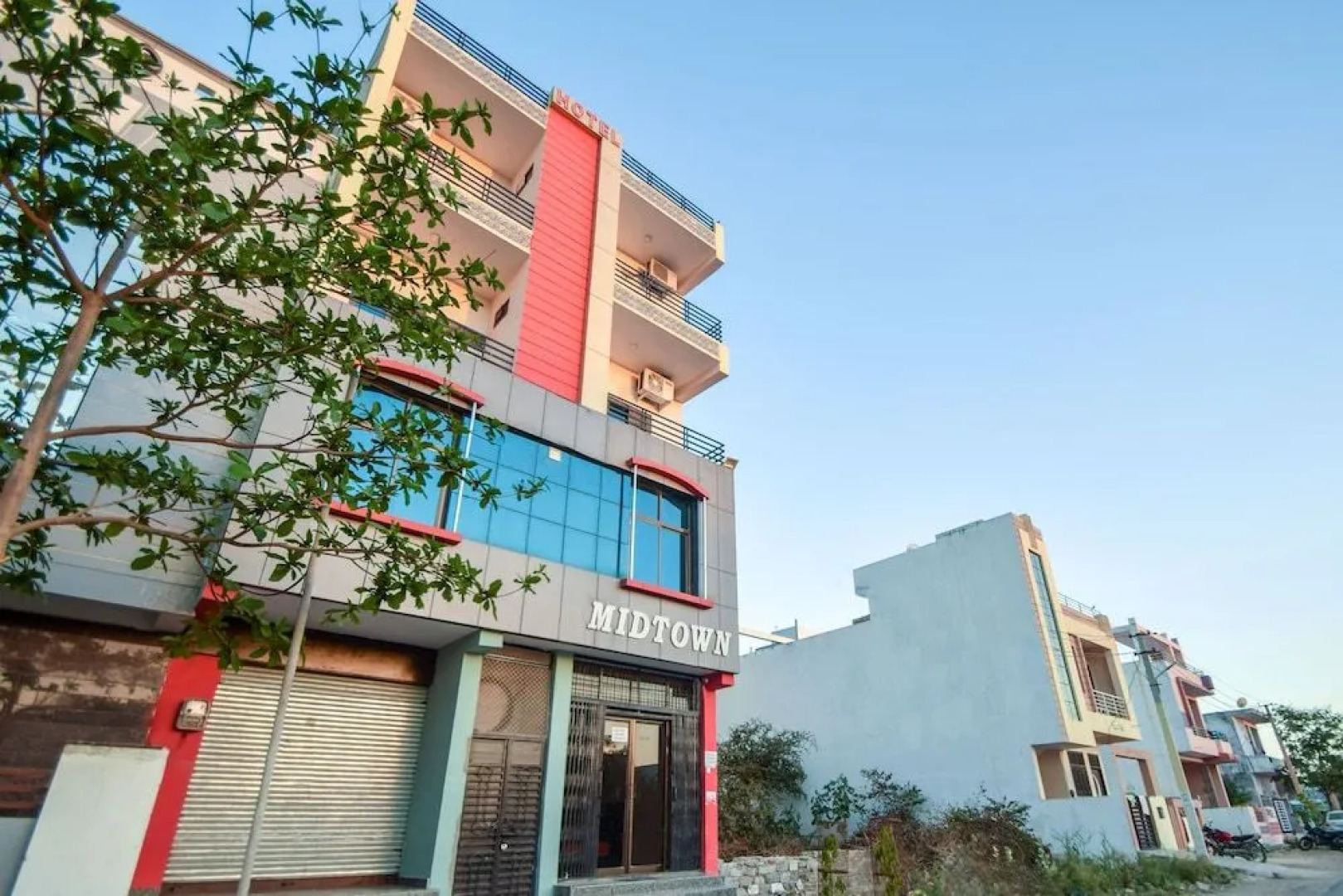 Oyo 29879 Hotel Midtown