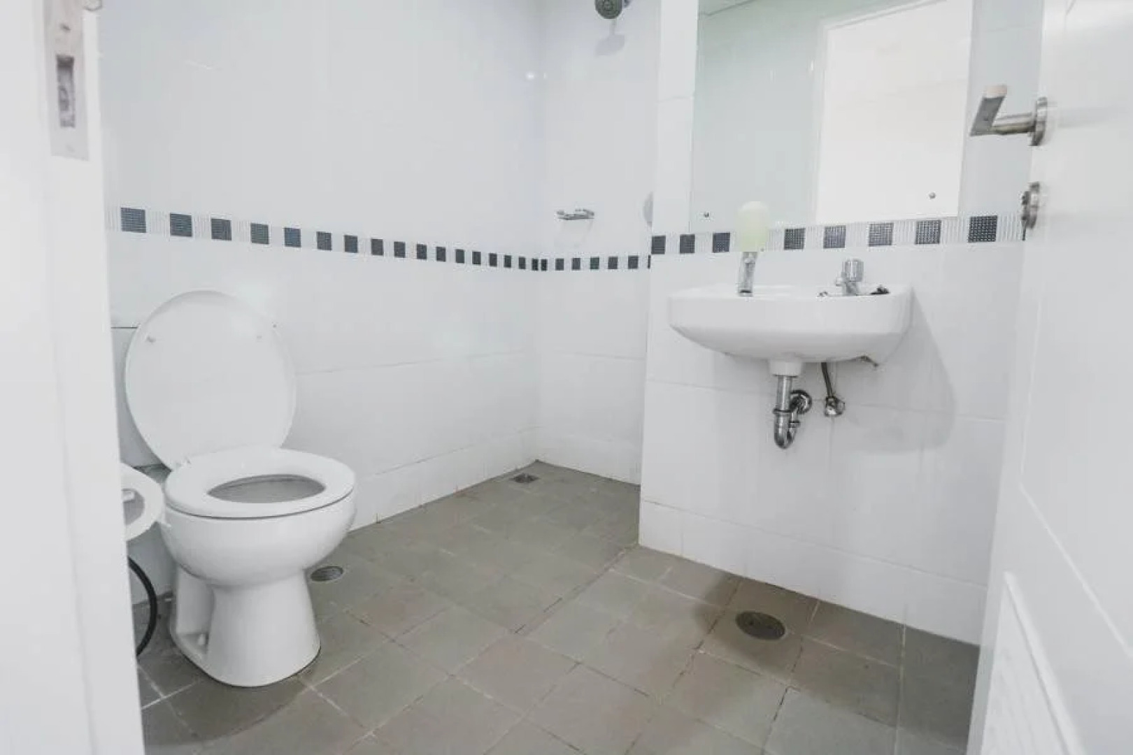 RedDoorz Apartment near Summarecon Mall Serpong