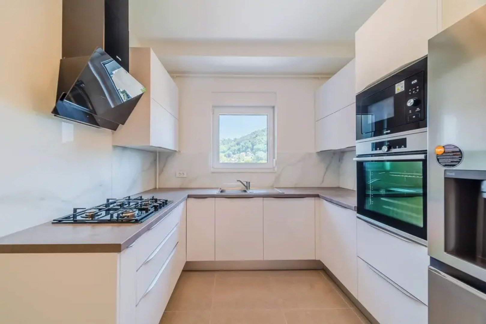 Modern Apartment With Balcony And Garage