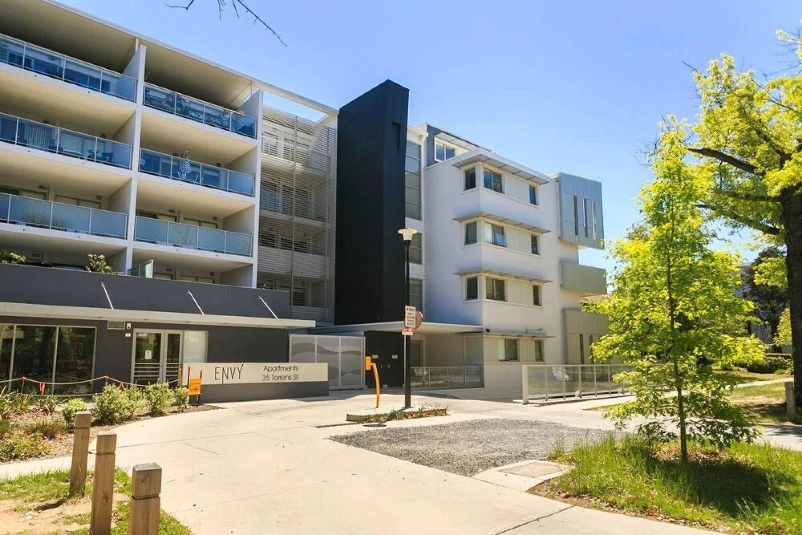 City Central Designer Apartment with Parking