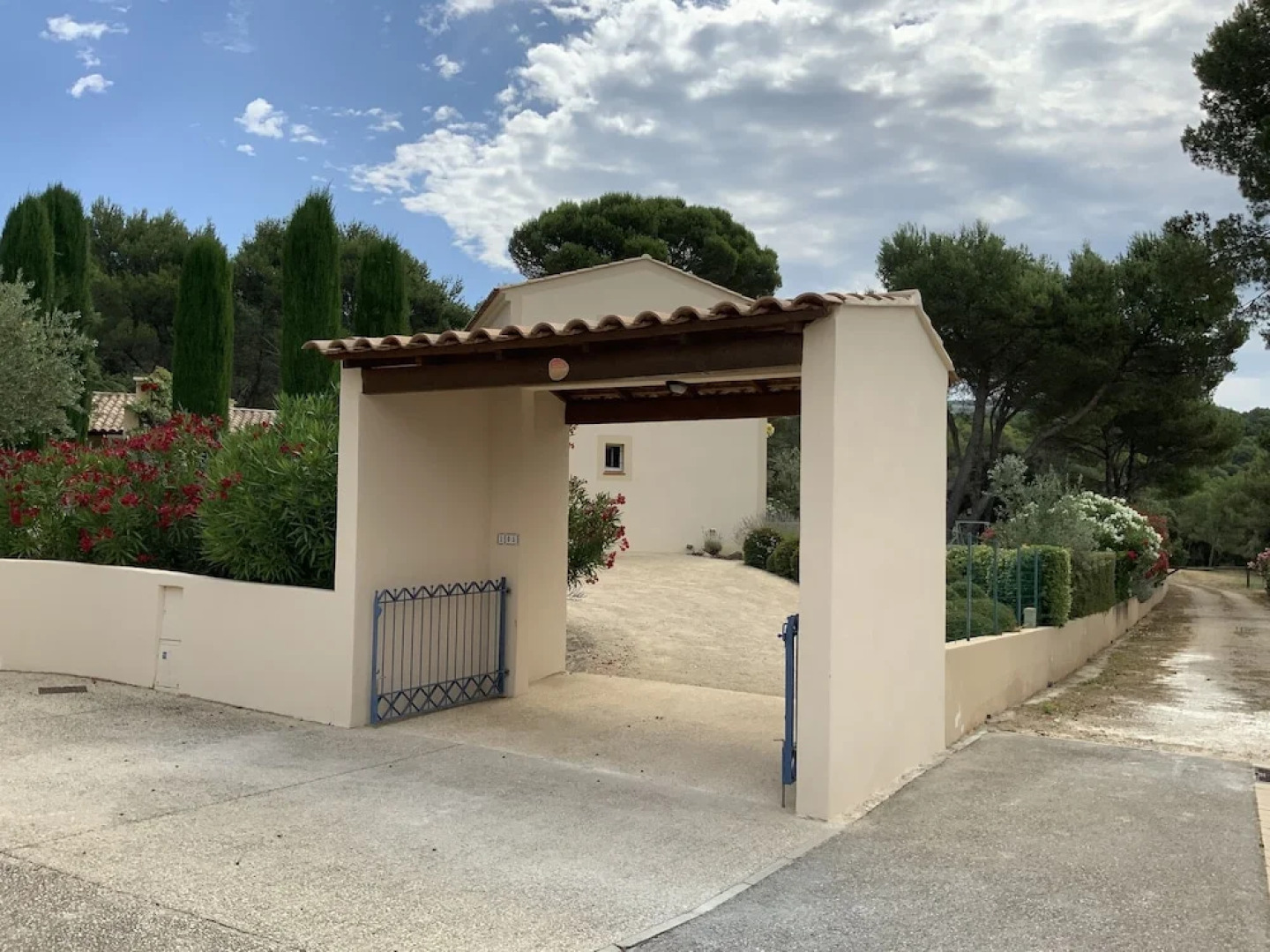 Stylish Villa With Heated Swimming Pool Close to the Lovely L'isle-sur-la-sorgue