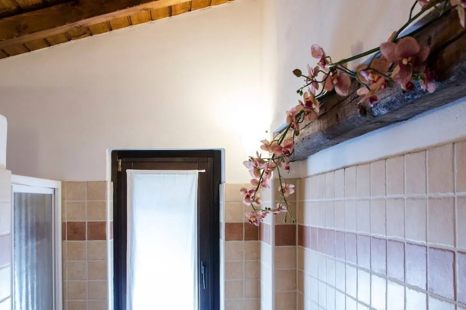 JOIVY Attic on the Lake