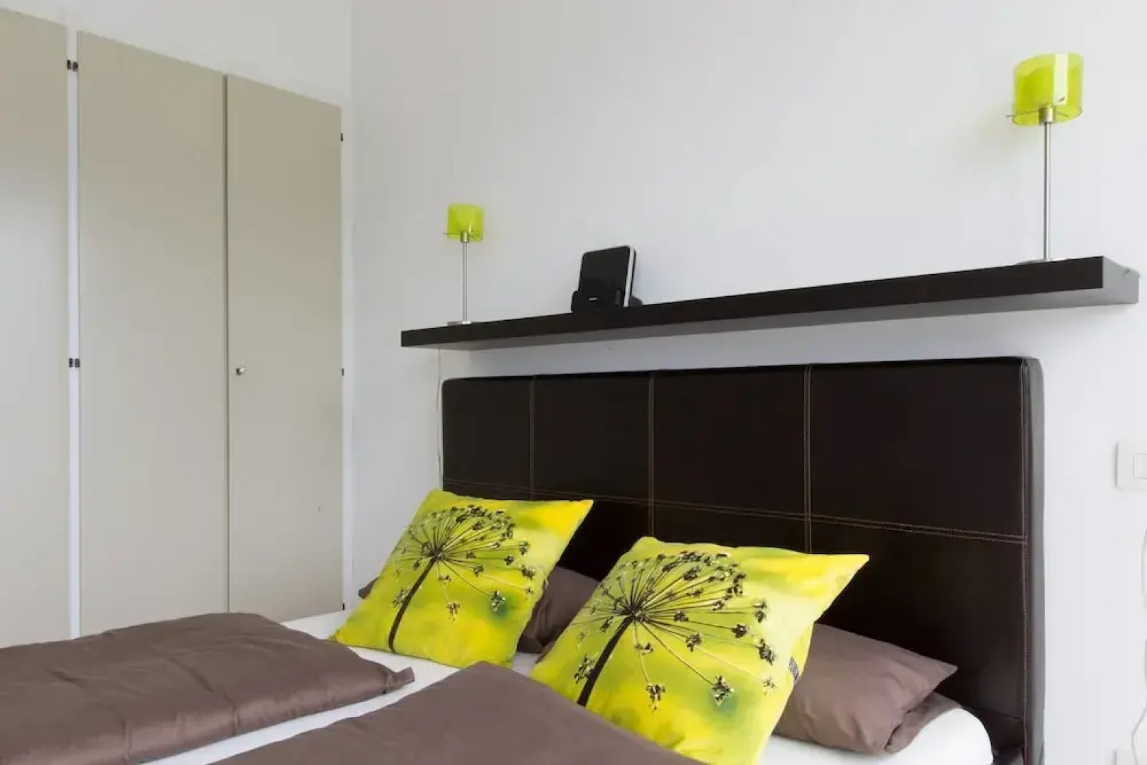 Stunning Lakeside Villa With Direct Lake Access, Mooring, Near Restaurant, Wifi, BBQ