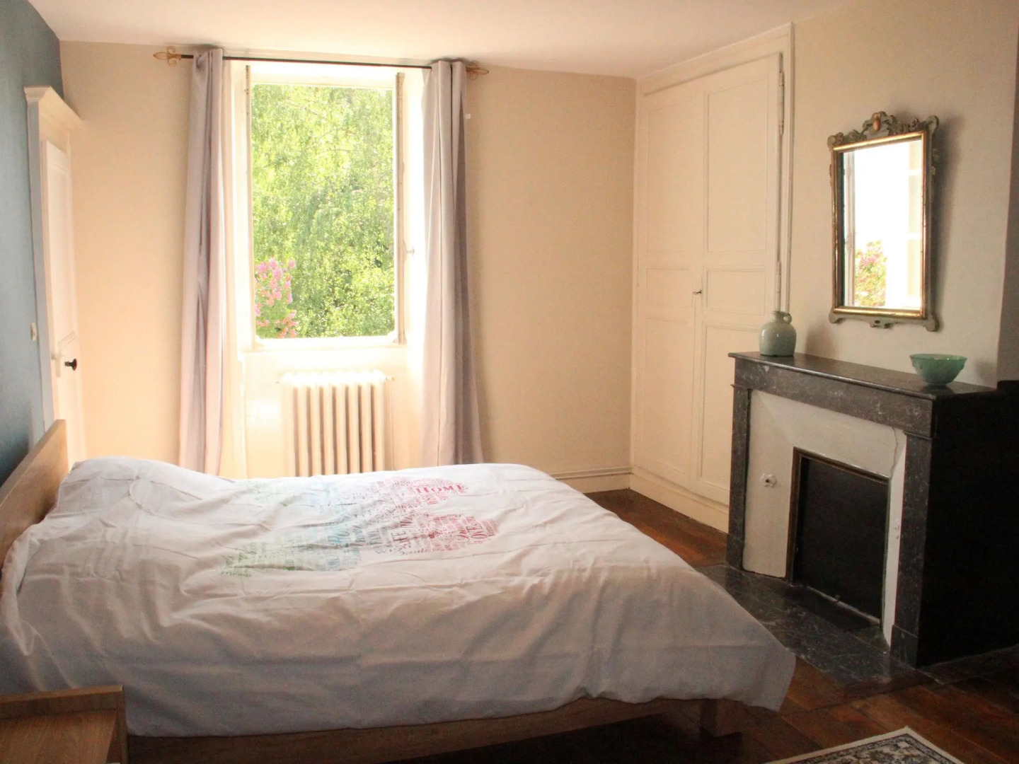 Beautiful country house with enclosed garden in green surroundings in Burgundy.