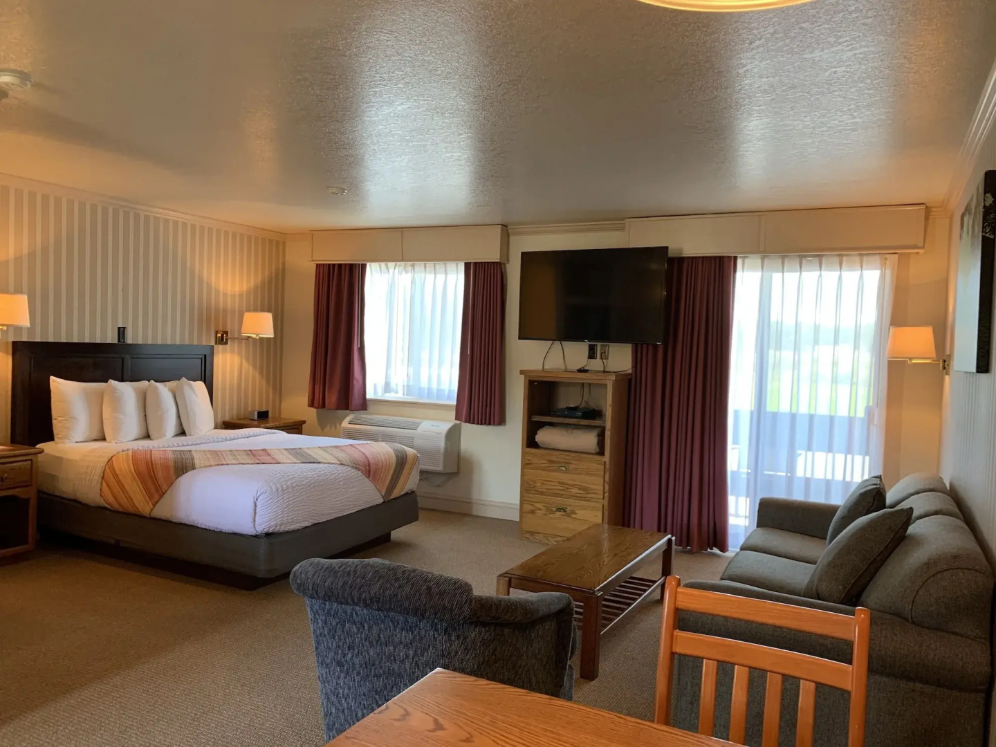 Coachman Inn & Suites