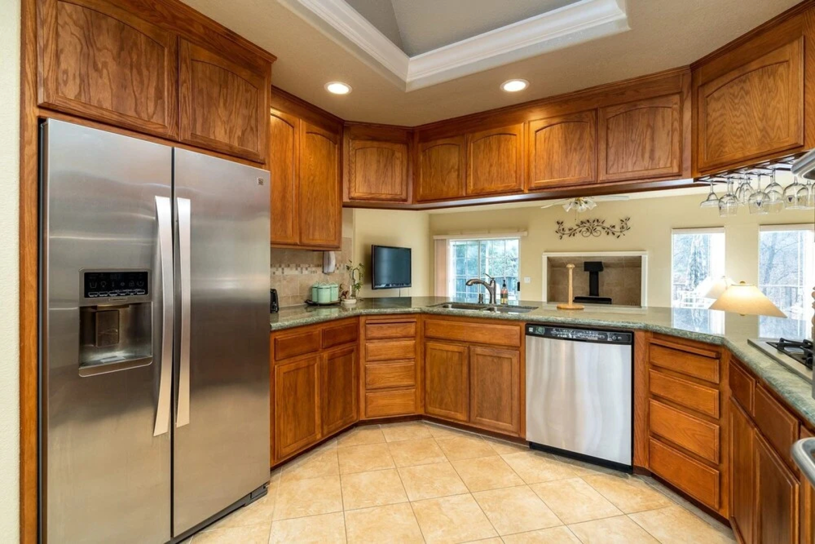 Happy Trails - Updated Home with Cozy Sunroom by Yosemite Region Resorts