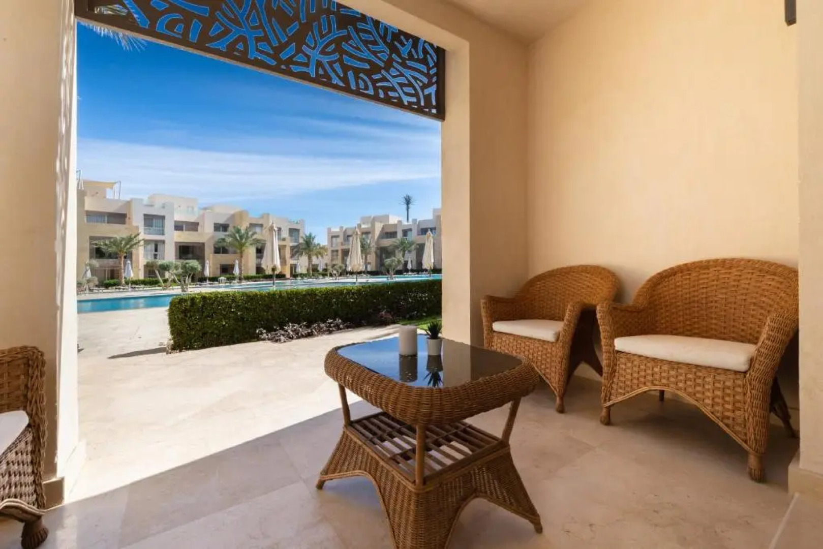 Jazzy 1BDR w Outdoor Pool View Terrace Free Pool & Beach Access