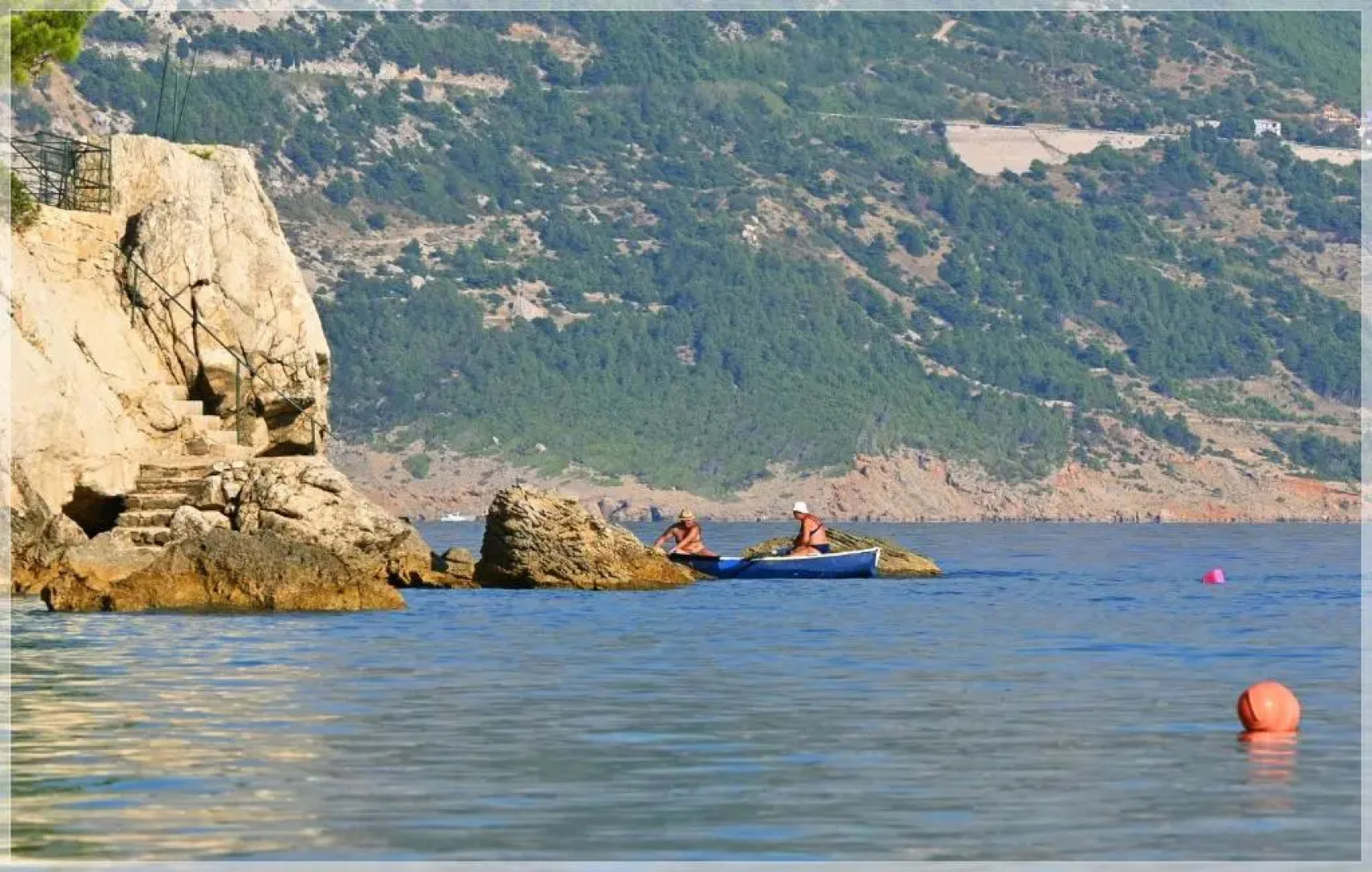 Entire home with a swimming pool for 12 in Marusici