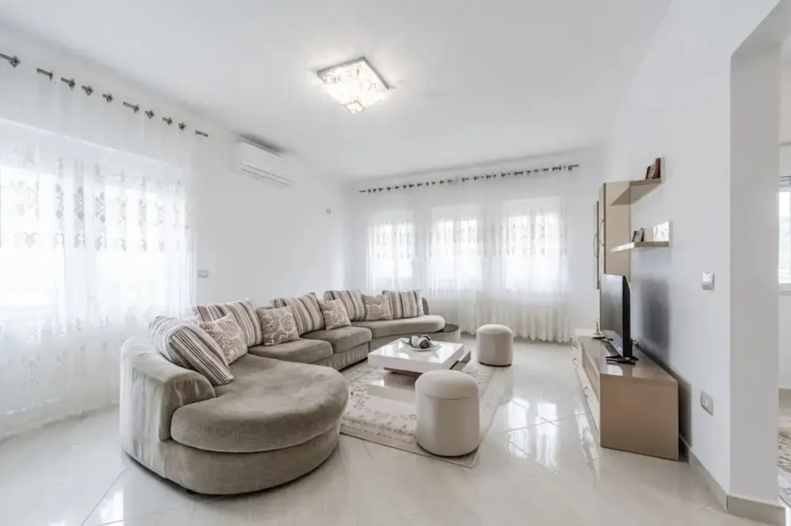 Hometown Apartment in Gjirokaster