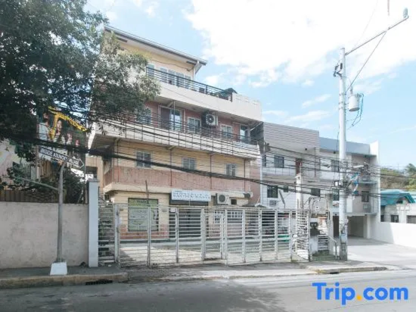 RedDoorz @ Moss Hotel Guevarra Dasmarinas