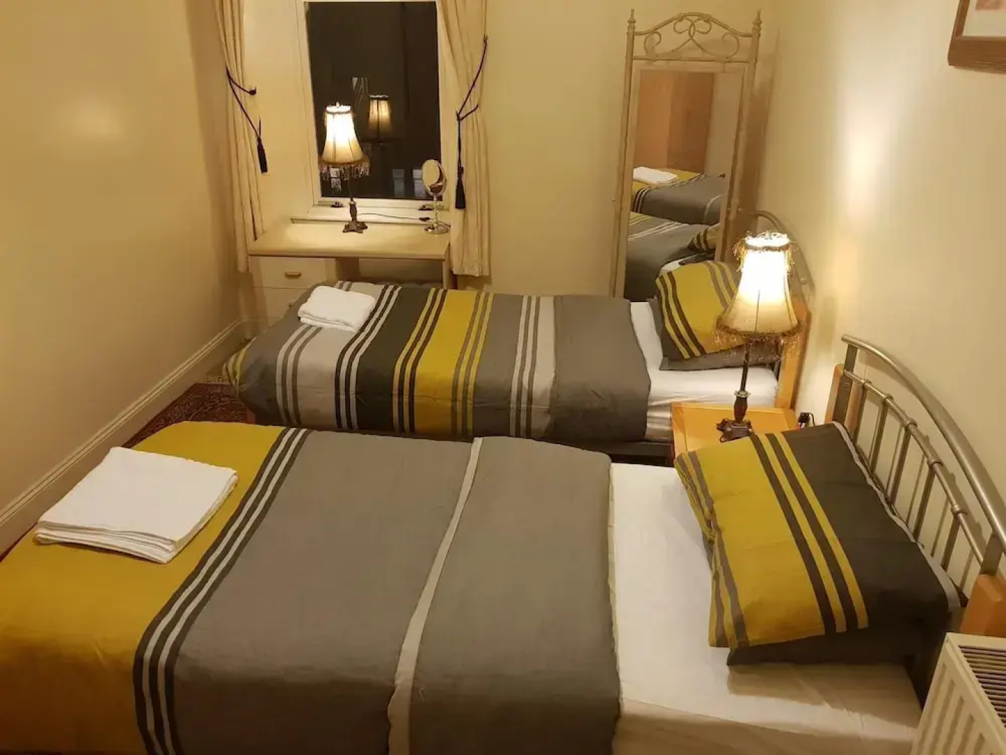 2 Bed Flat - Sleeps 4 - Parking - Wifi