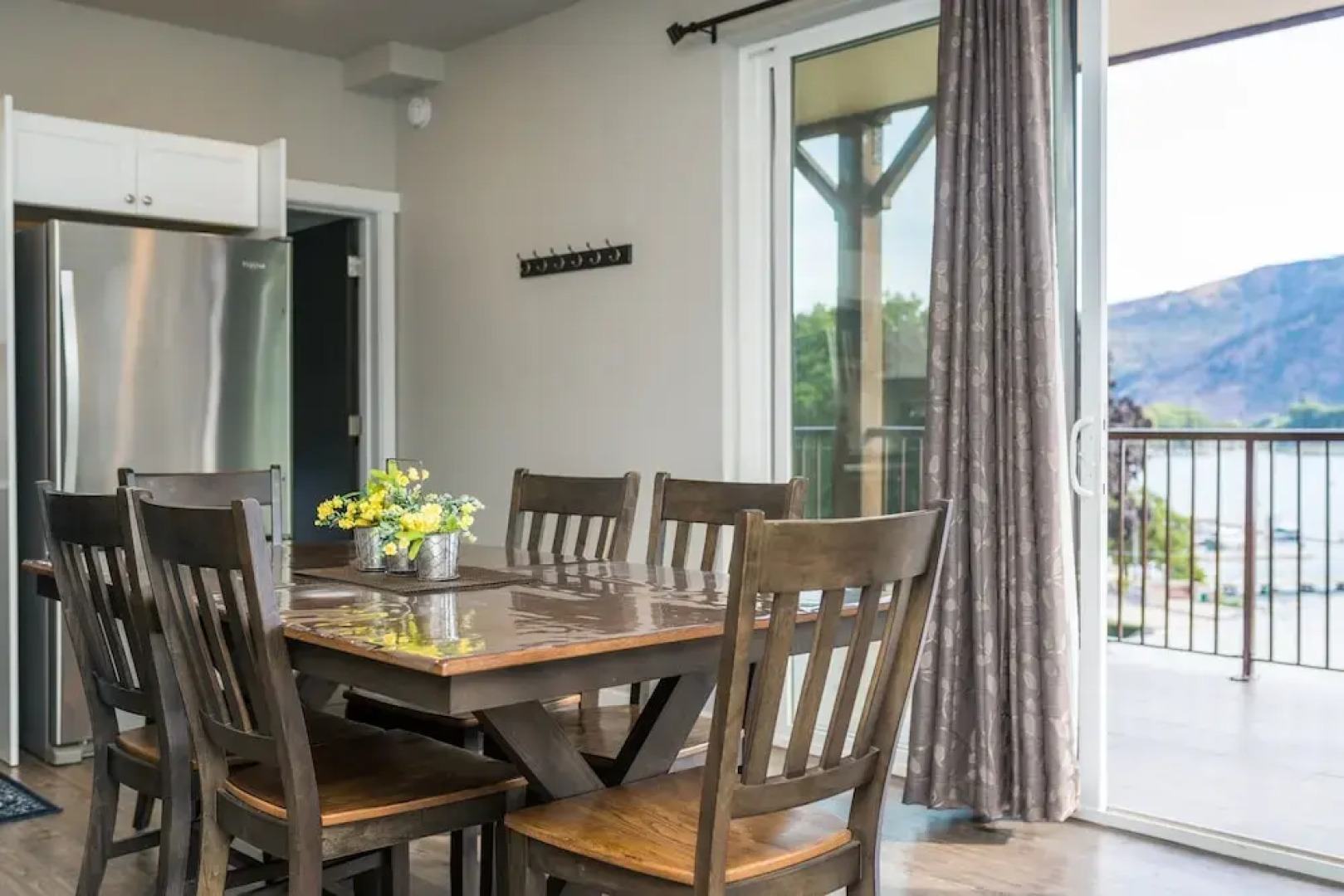 Marina's Edge Condo Walk to Restaurants, Wineries by RedAwning