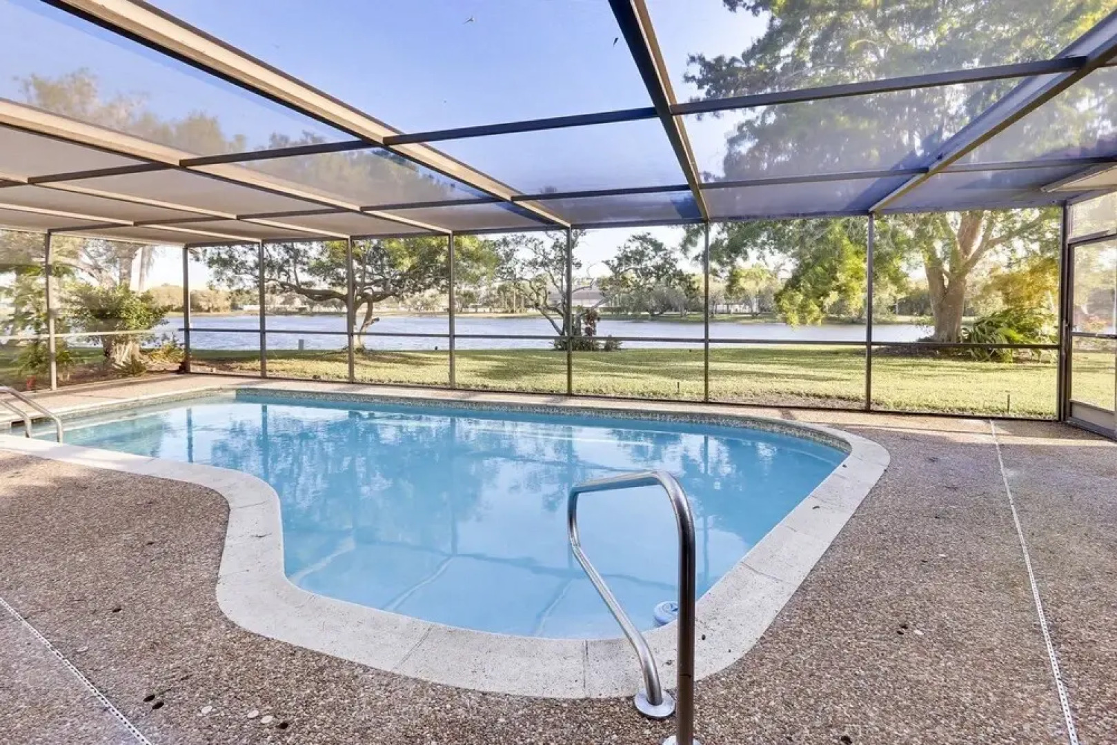 Watersedge - Private & Sanitized, Self Check-in. Perfect for Social Distancing & Working From Home. Private Pool, Pet Friendly. Super-host Support