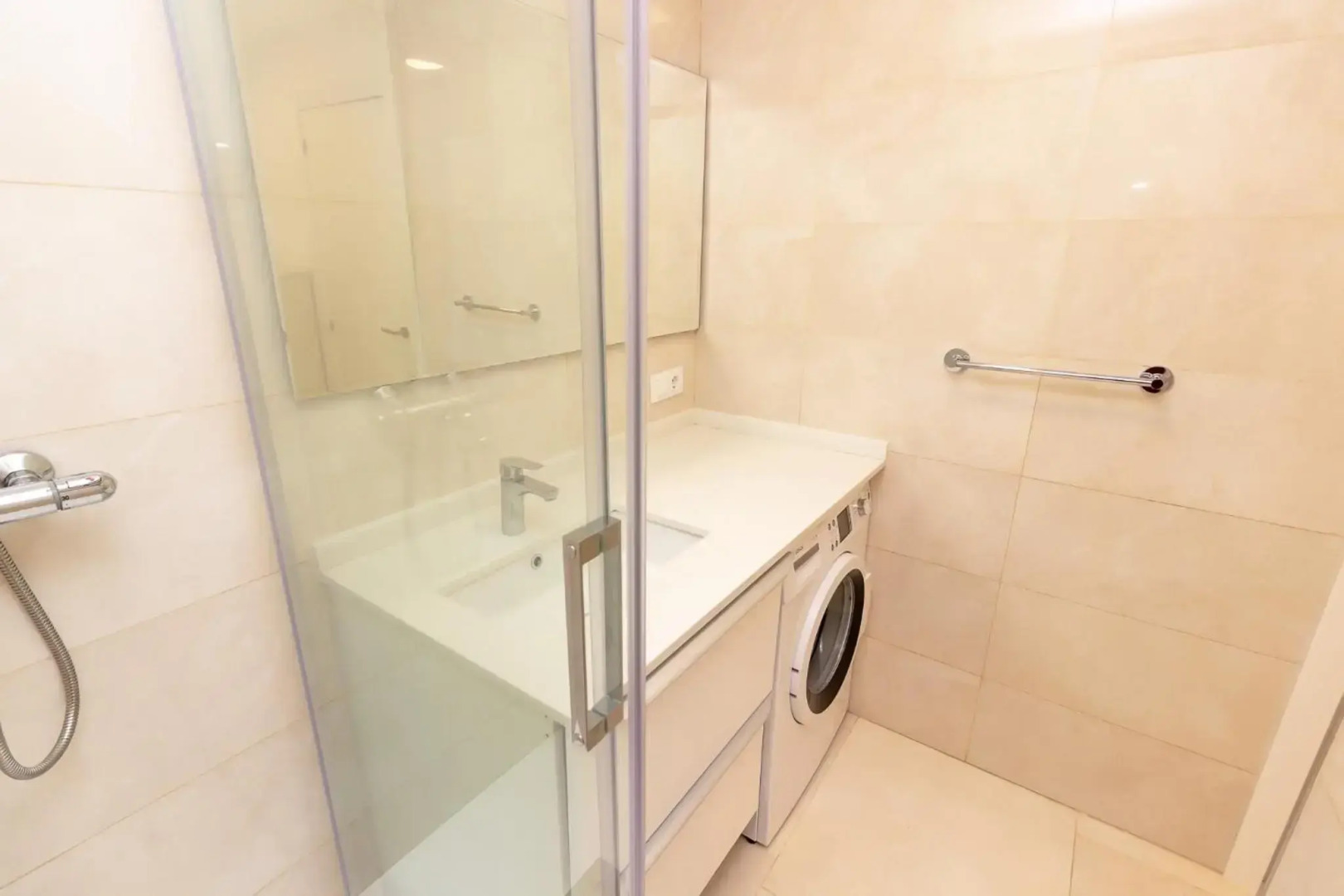 The White Apartment: Luxury, Beach and Design