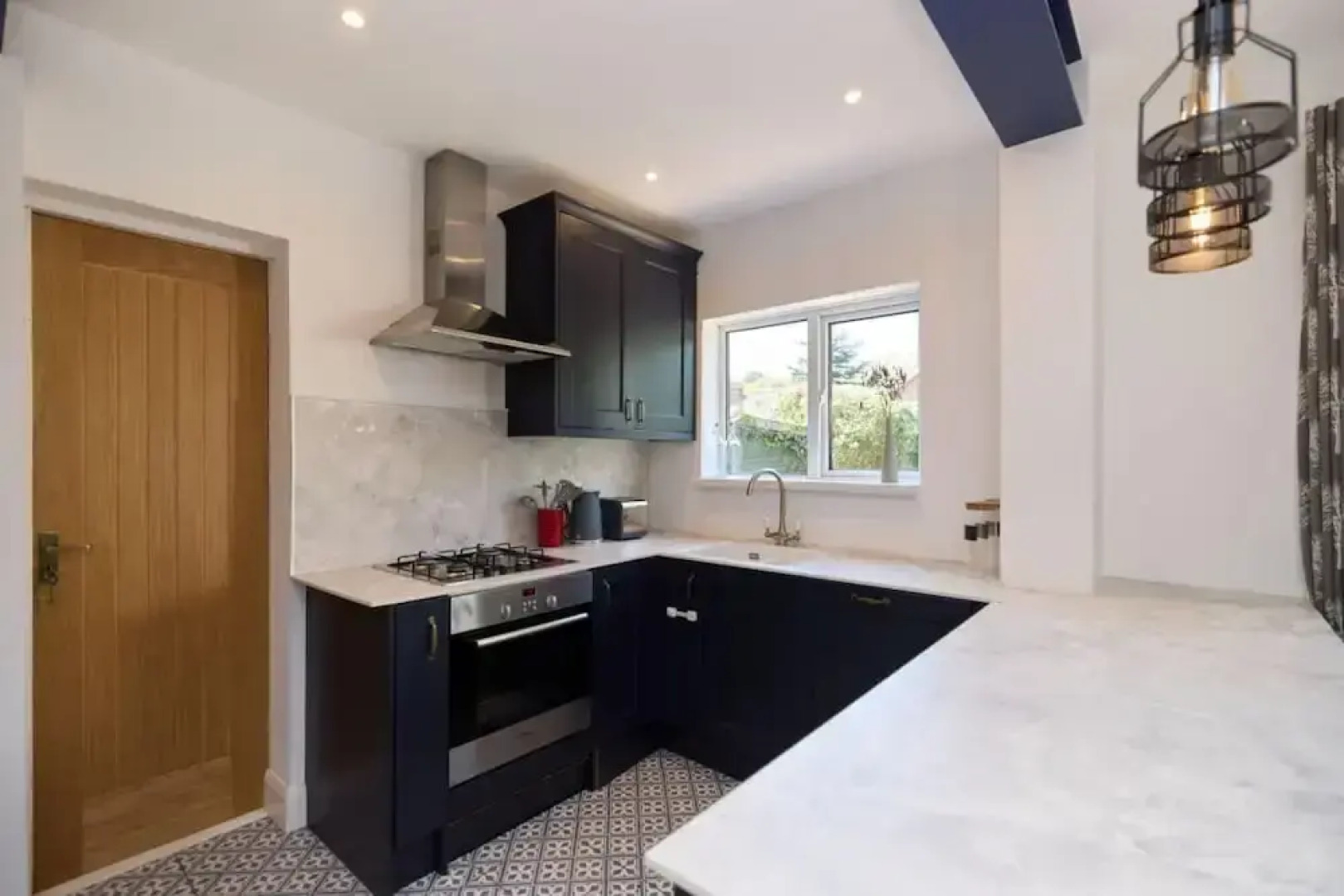 The West Byfleet Place - Modern 3bdr Flat With Garden