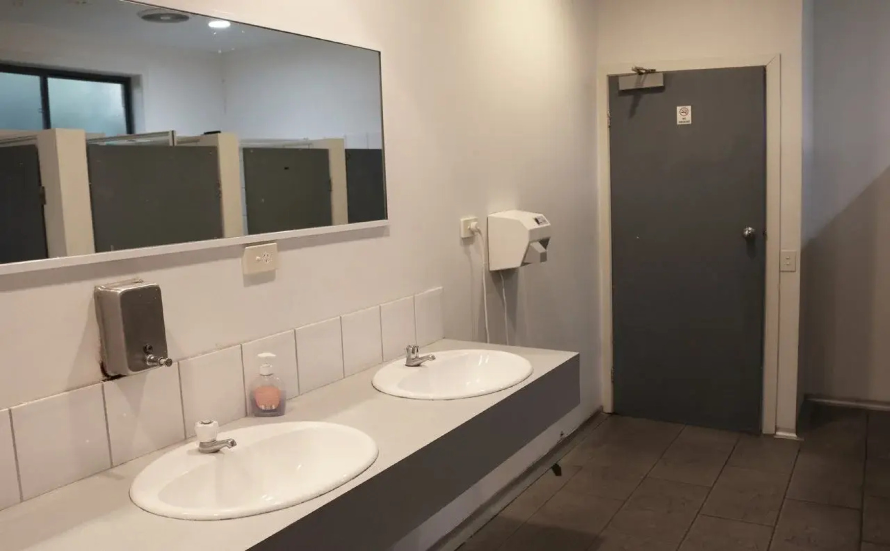 The 13th Apostle Backpackers