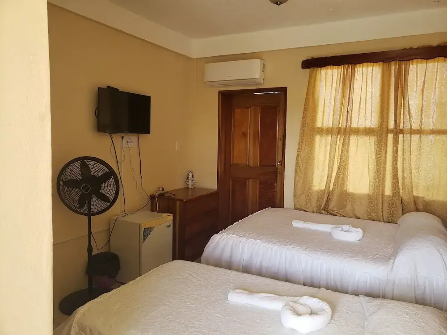 Pal's on the Beach - A Gold Standard Hotel