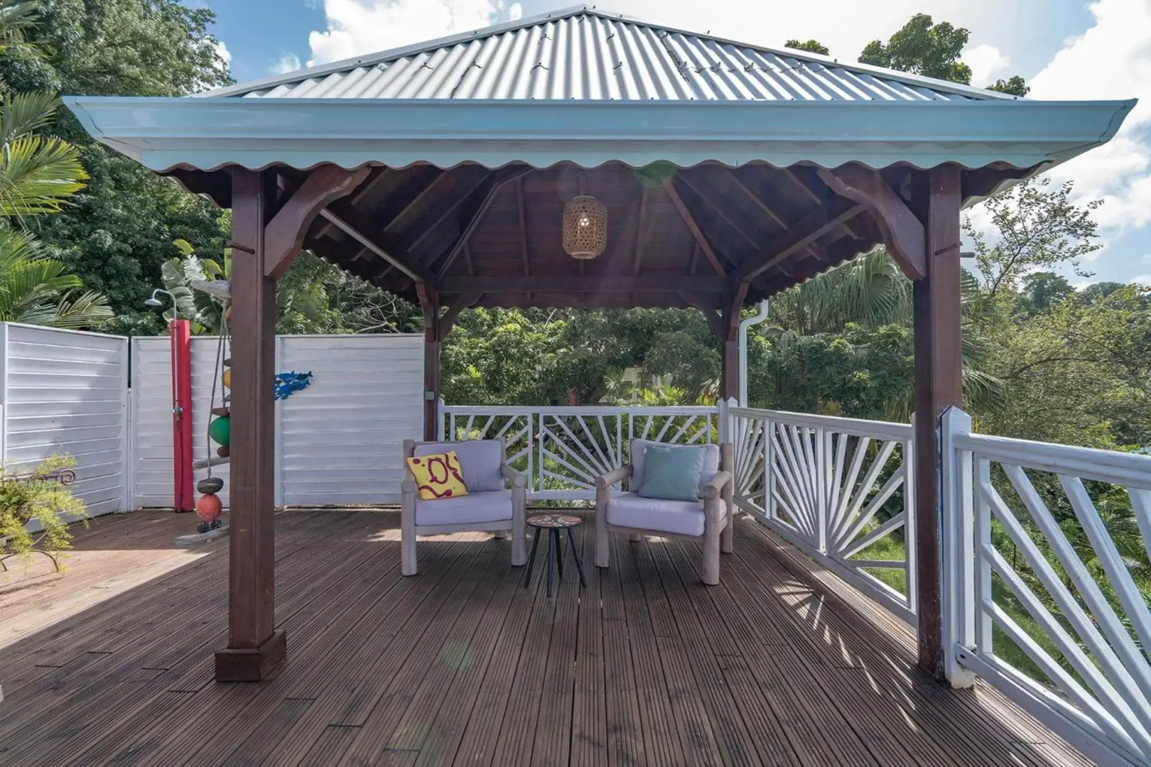 Villa Palmier rouge : 3 ch, piscine à débordement, vue mer et végétation