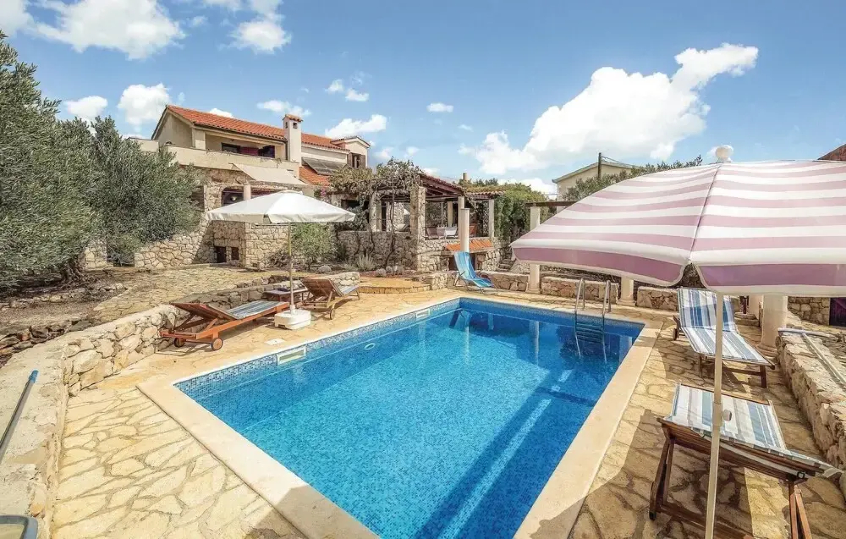 Beautiful Home in Drvenik Mali With Wifi and 5 Bedrooms