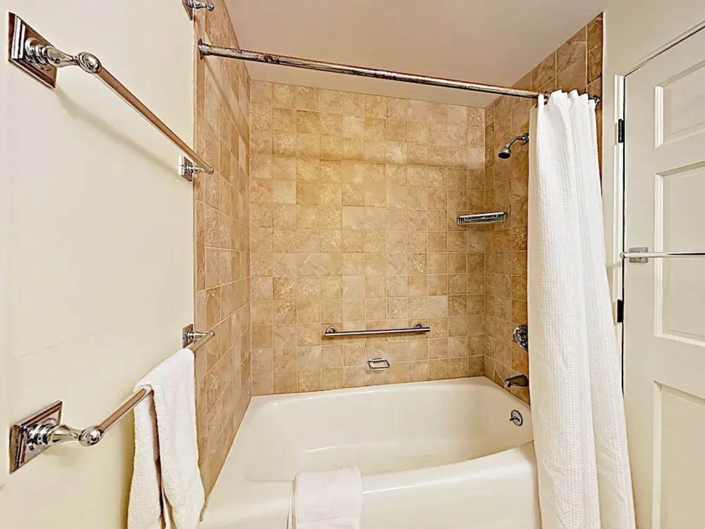 Cape Cod  On The Bay 3 Bedroom Home