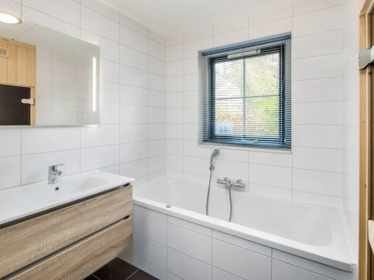 Luxurious Holidayhome With Whirlpool and Sunshower in Nature