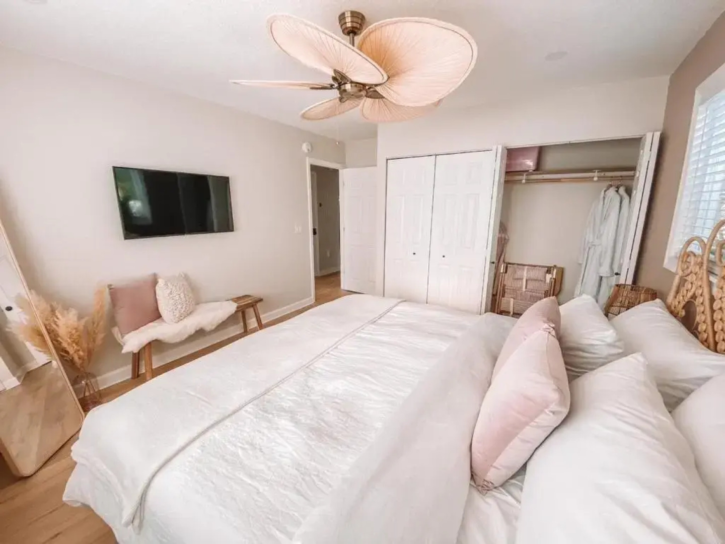 Luxury Villa 3 Blocks from the Beach with Hot Tub a Fire Pit and Outdoor Oasis