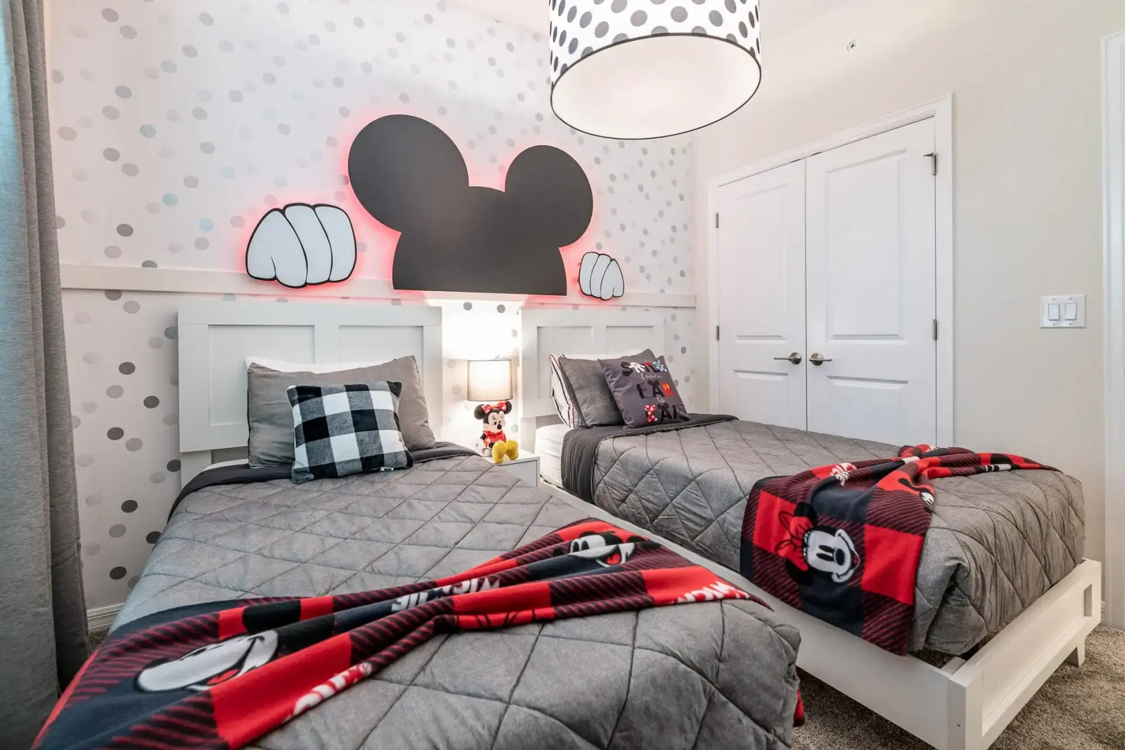 Charming condo with Mickey themed decorated bedroom near Disney