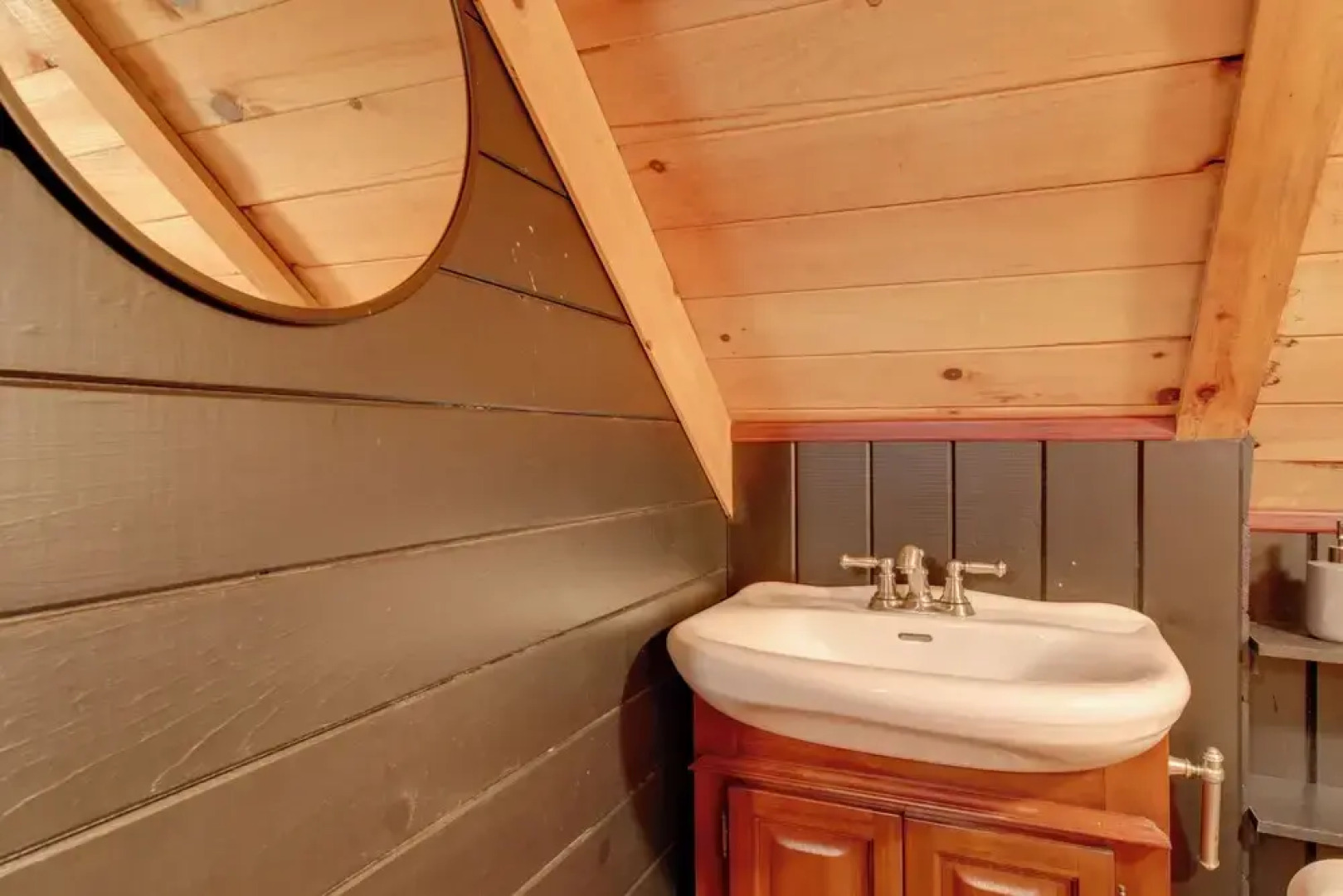 Charming Blue Ridge Mountain Cabin w/ Hot Tub