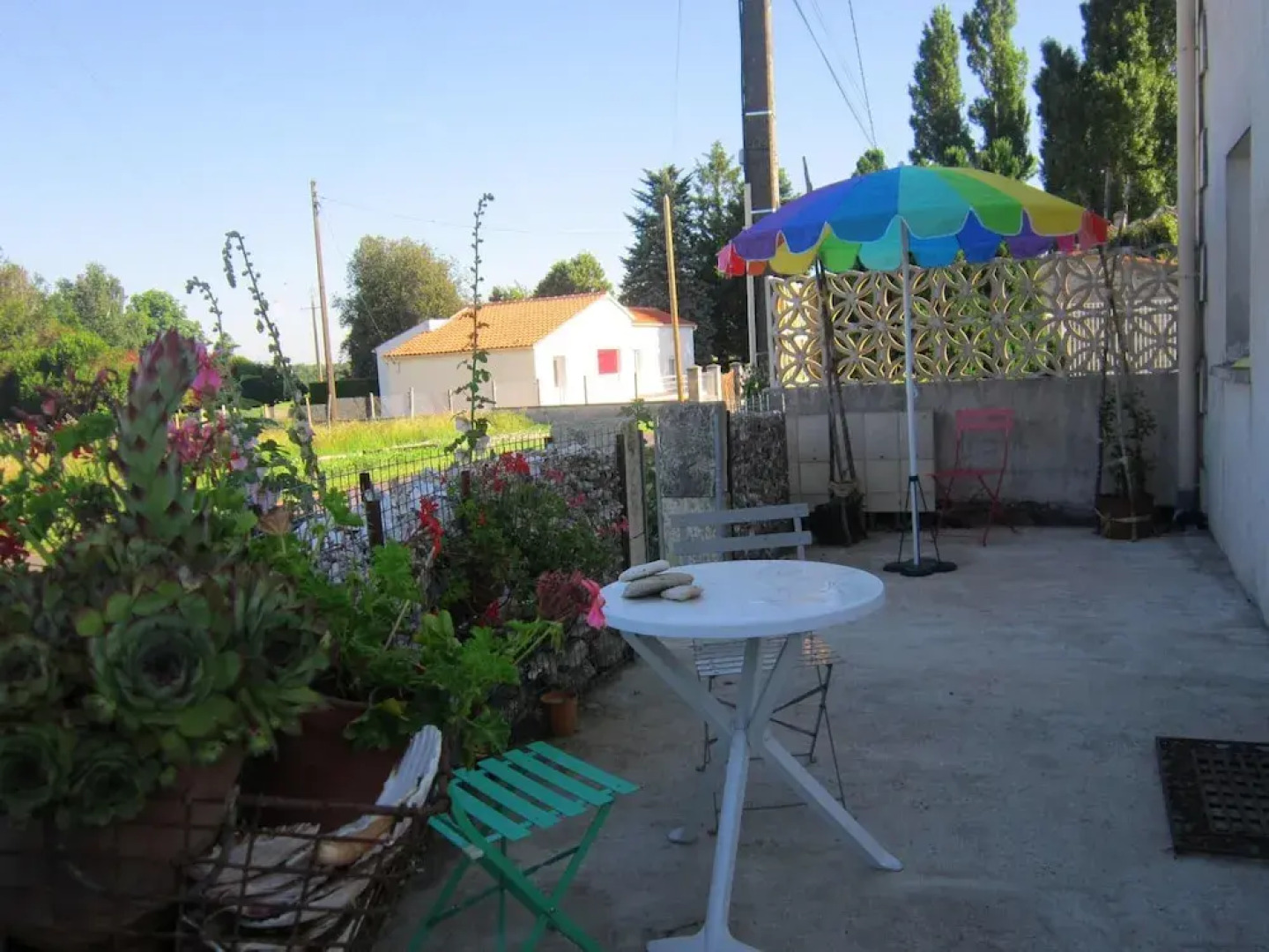 Apartment With one Bedroom in Mortagne-sur-gironde, With Furnished Gar