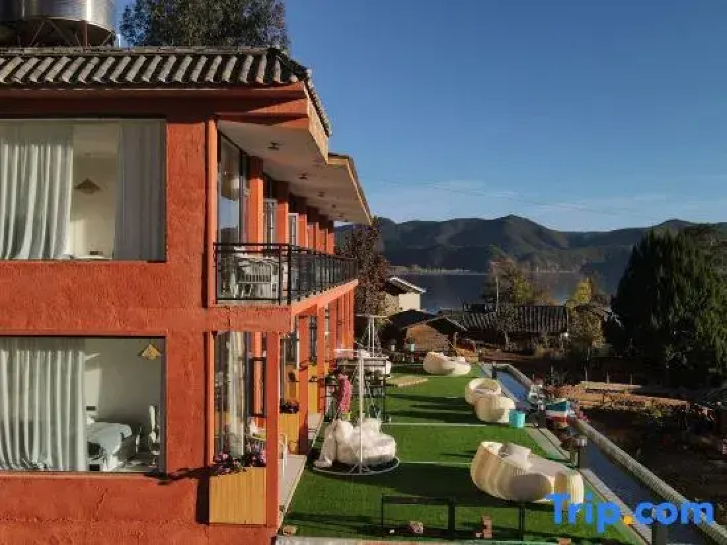 Lugu Lake Yunshang Flower Blossoms Half Mountain Lake View Resort