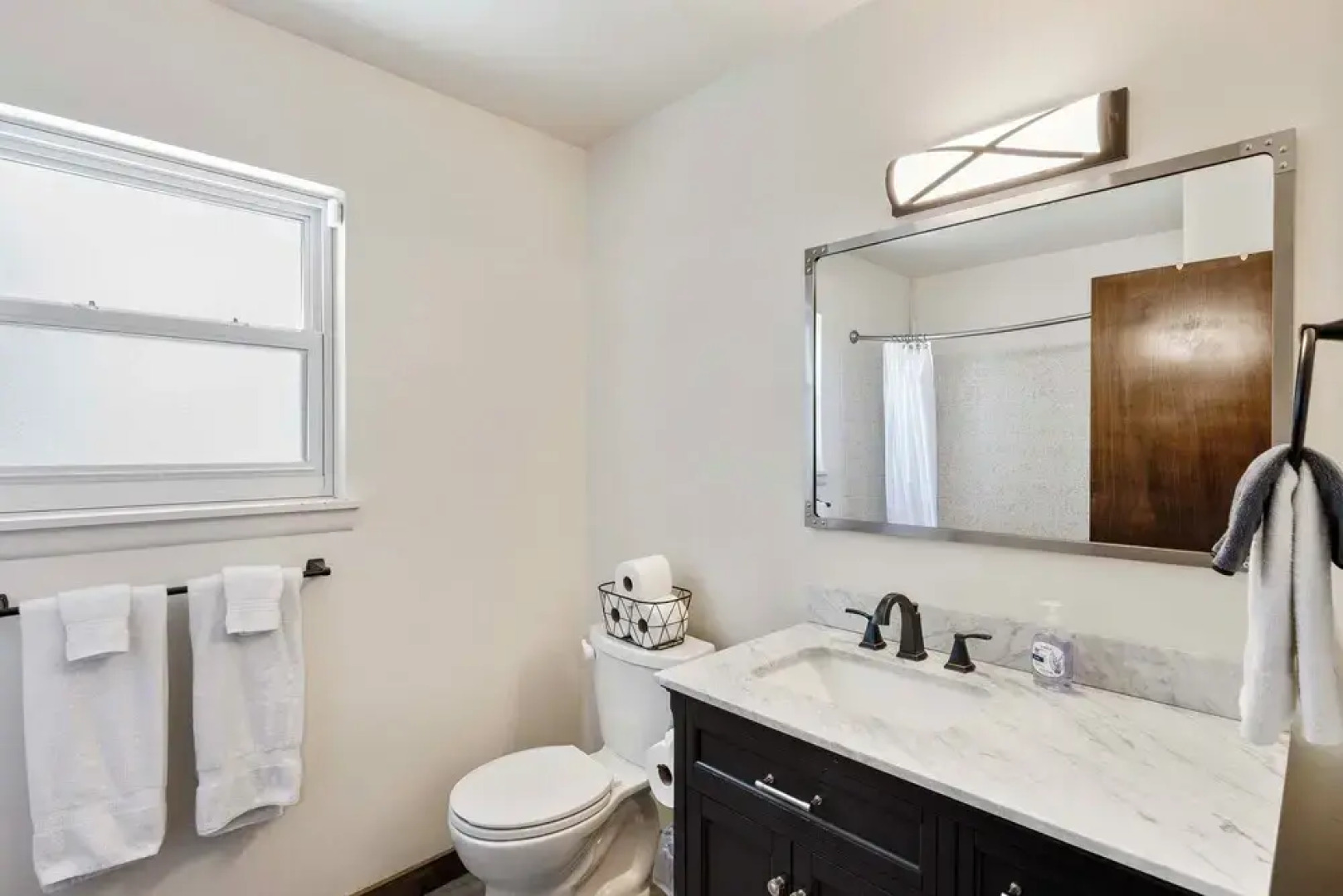 Lakefront Washington Home w/ Private Pool & Sauna