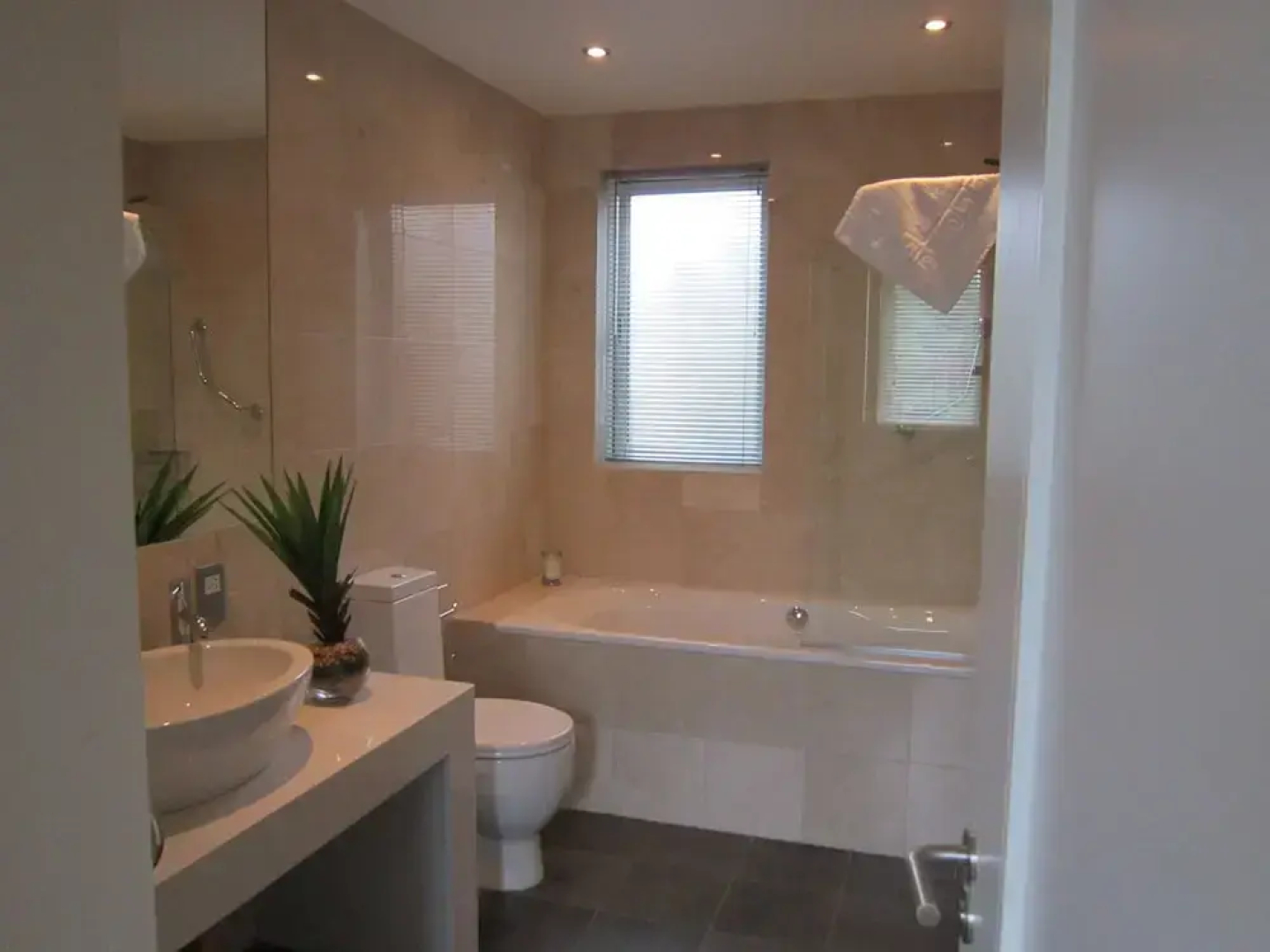 Large Detached Home to Sleep up to 10 People Just 5 Mins From Kenmare Town