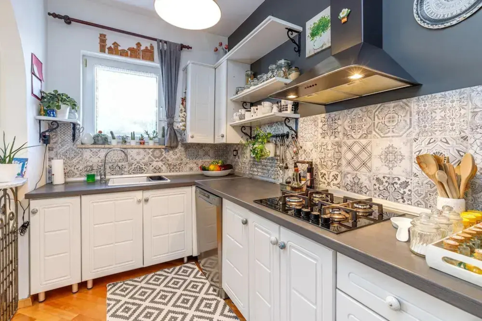 Cozy Home With Private Garden