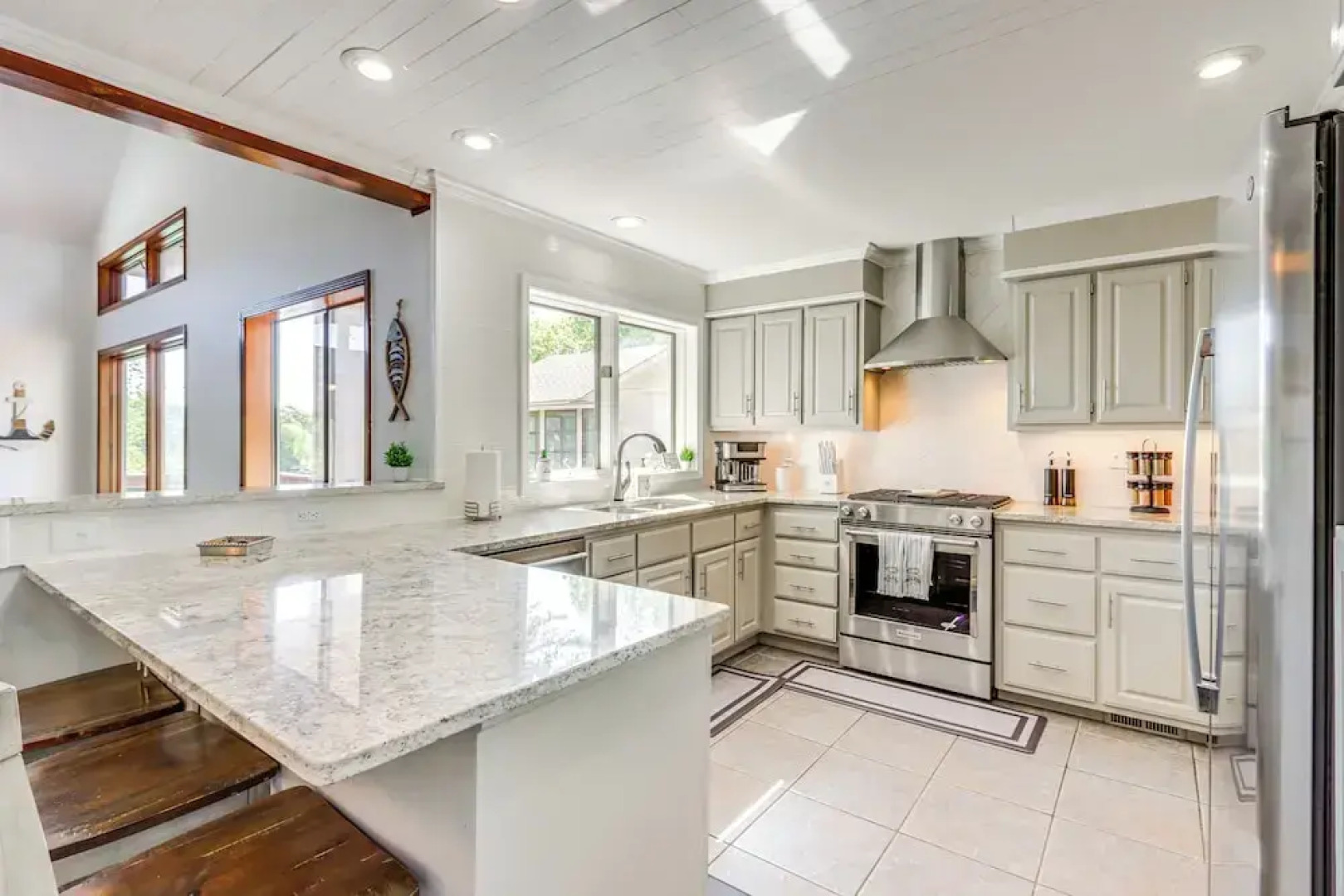 Swim & Boat Docks: Lakefront Gem in Bella Vista!