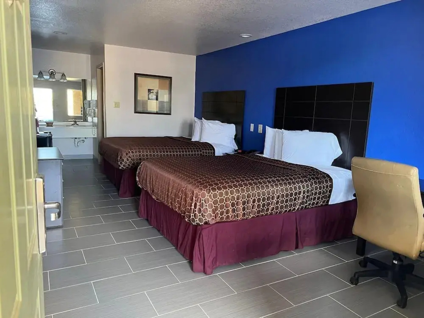 Country Hill Inn and Suites