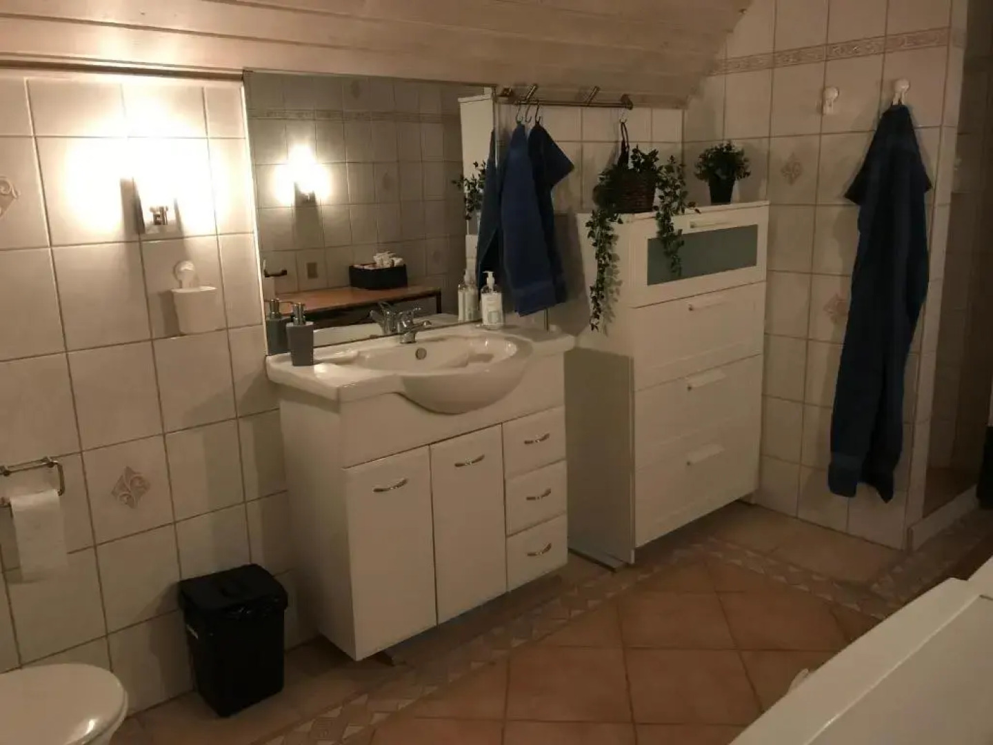 Centralt i Gentofte i 2 plan, ved S-Tog og busser