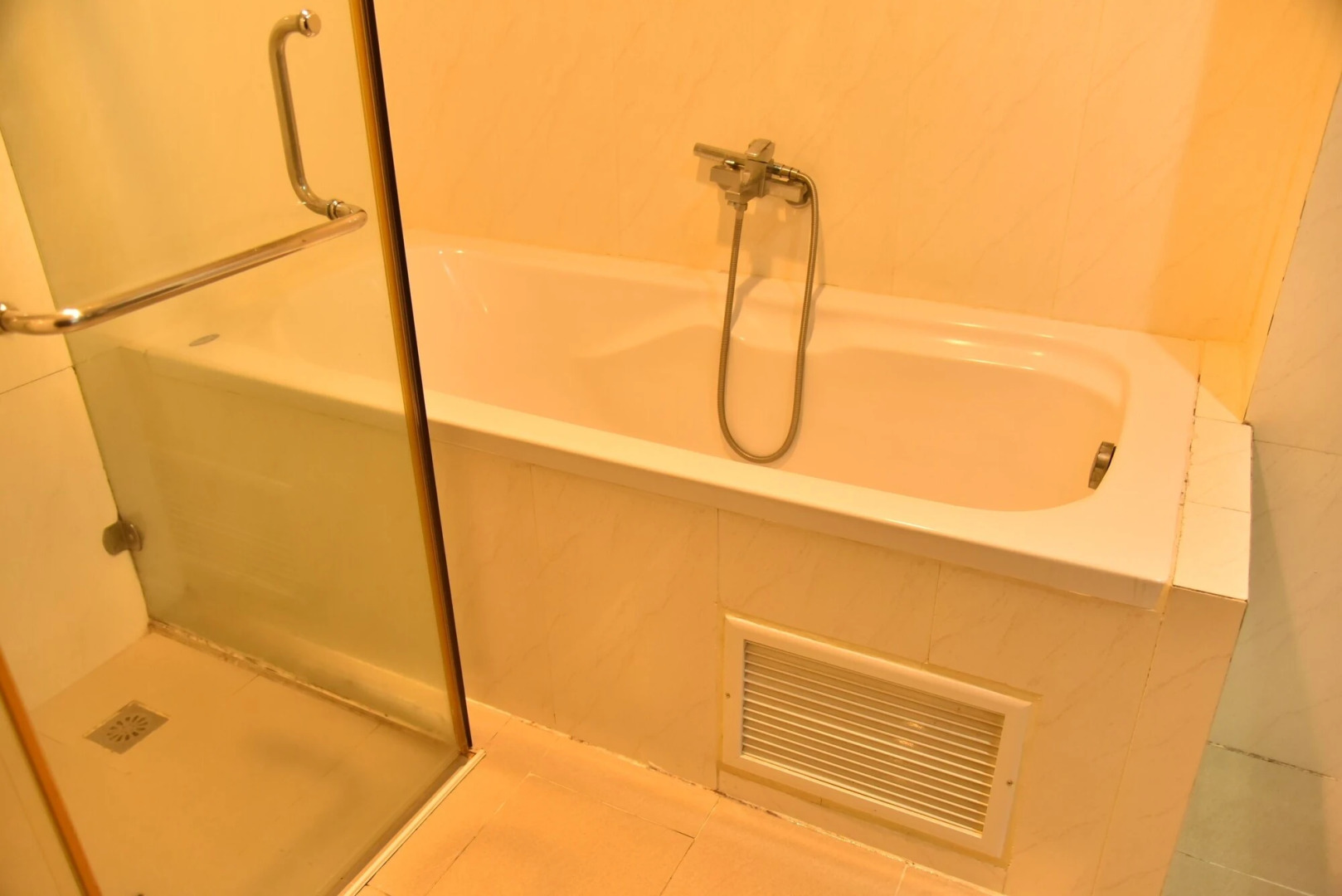 Boss Suites Nana Hotel