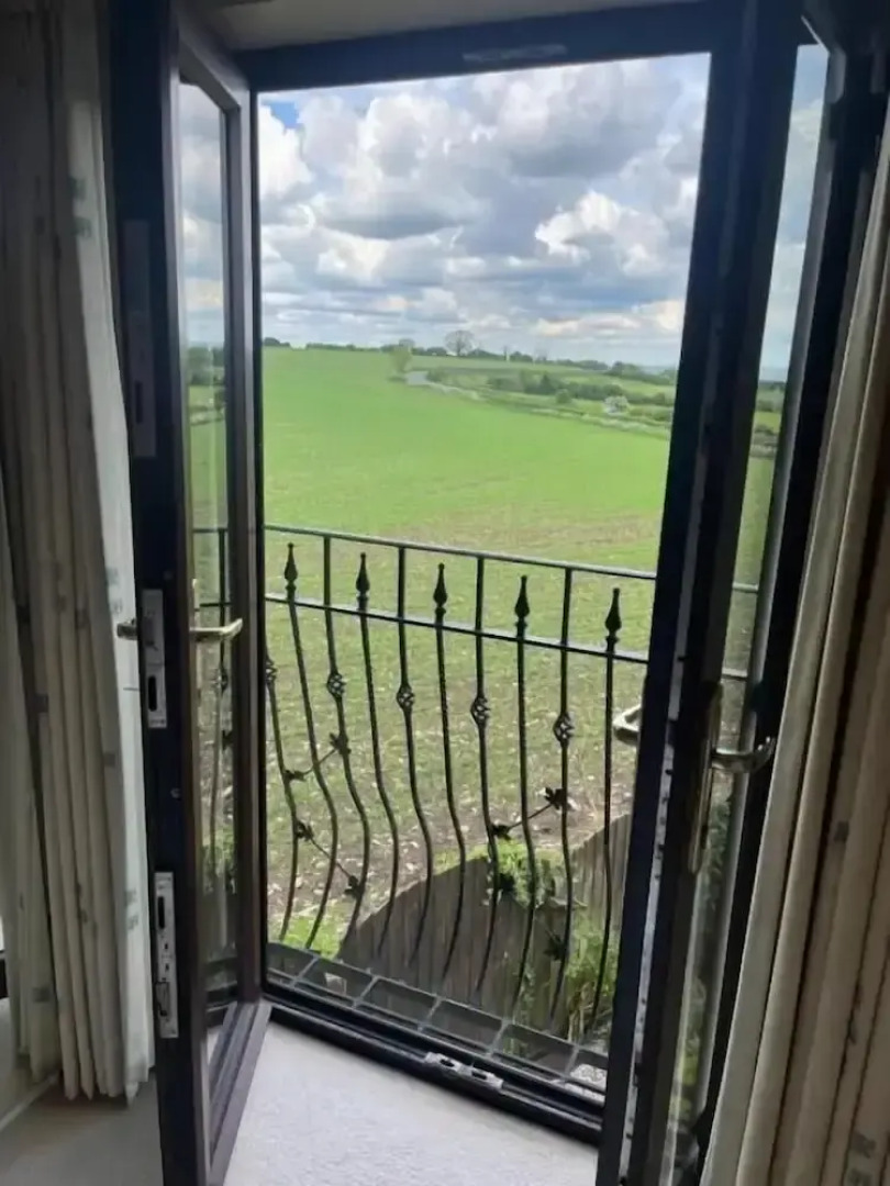 WILLOW RIDGE - a large country house with 3 rental rooms