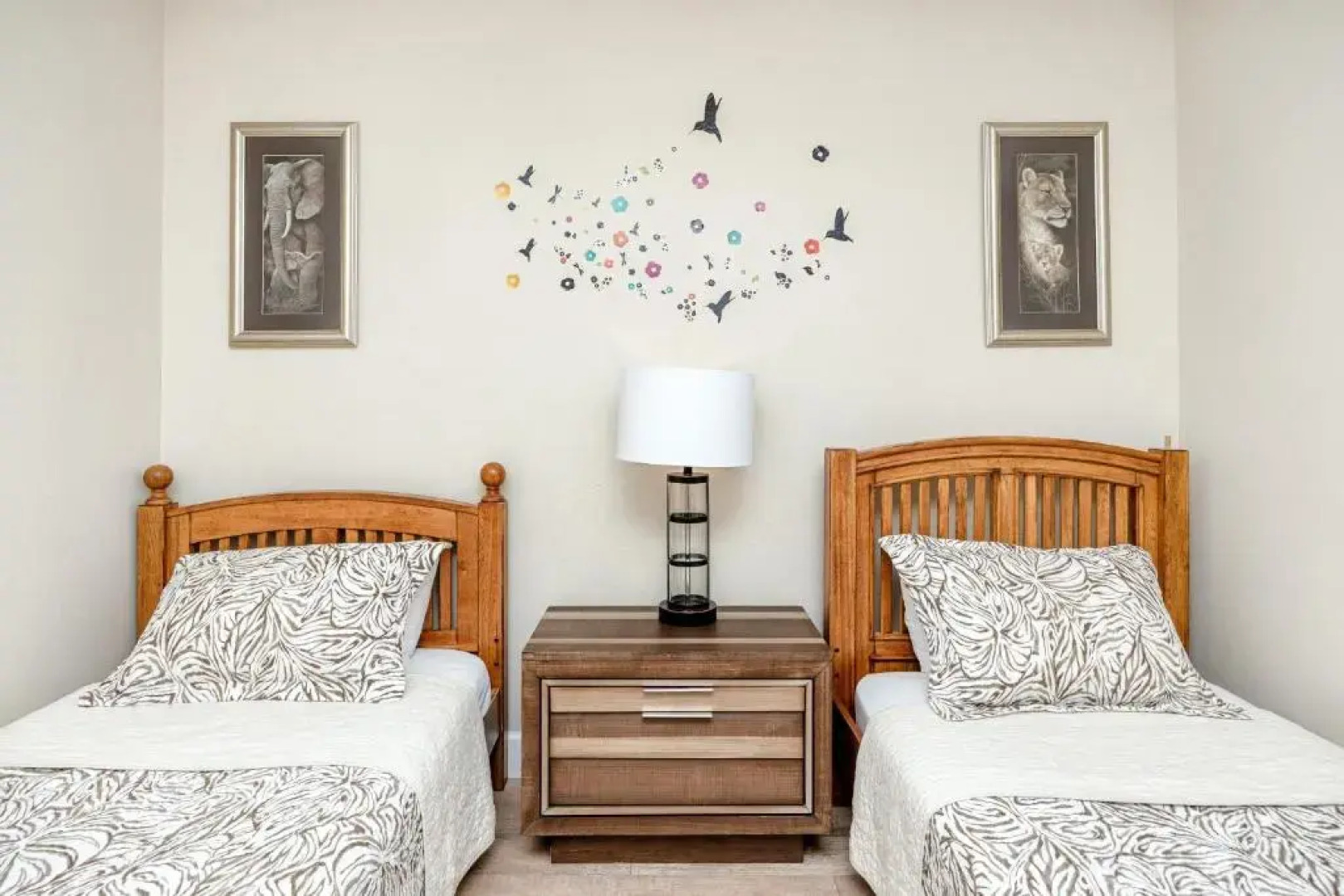 #3 Large 4 Bedroom 3 Bathroom Vacation House With Heated Swimming Pool